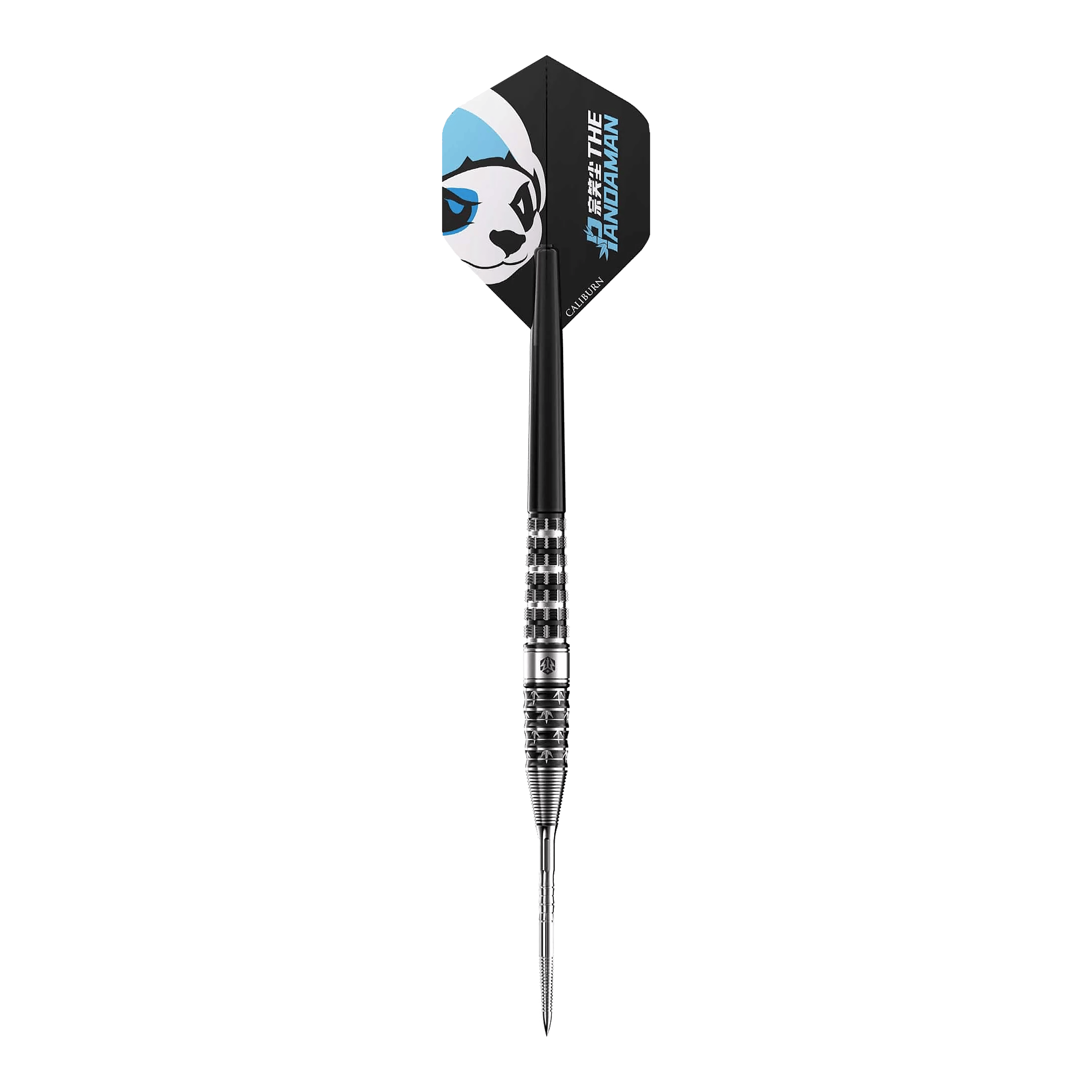 Das Bild zeigt einen Steeldart namens "Caliburn Player The Pandaman Advanced Steeldarts - 23g". Auf dem Flügel des Darts ist ein Panda-Gesicht mit blauen Akzenten abgebildet.