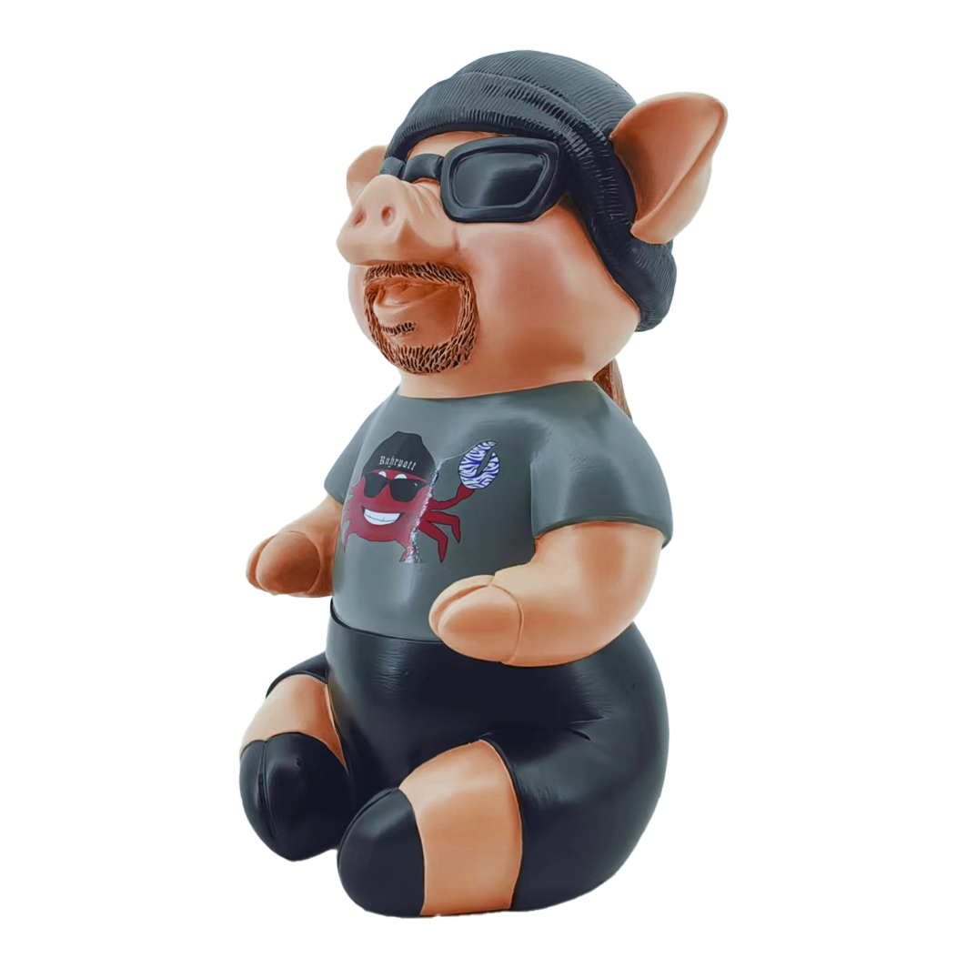 Markus Krebs Fraza Świnka Das Bild zeigt eine Schweinfigur namens "Markus Krebs Phrasenschwein". Sie trägt eine Sonnenbrille, eine Mütze und ein T-Shirt mit Aufdruck.
