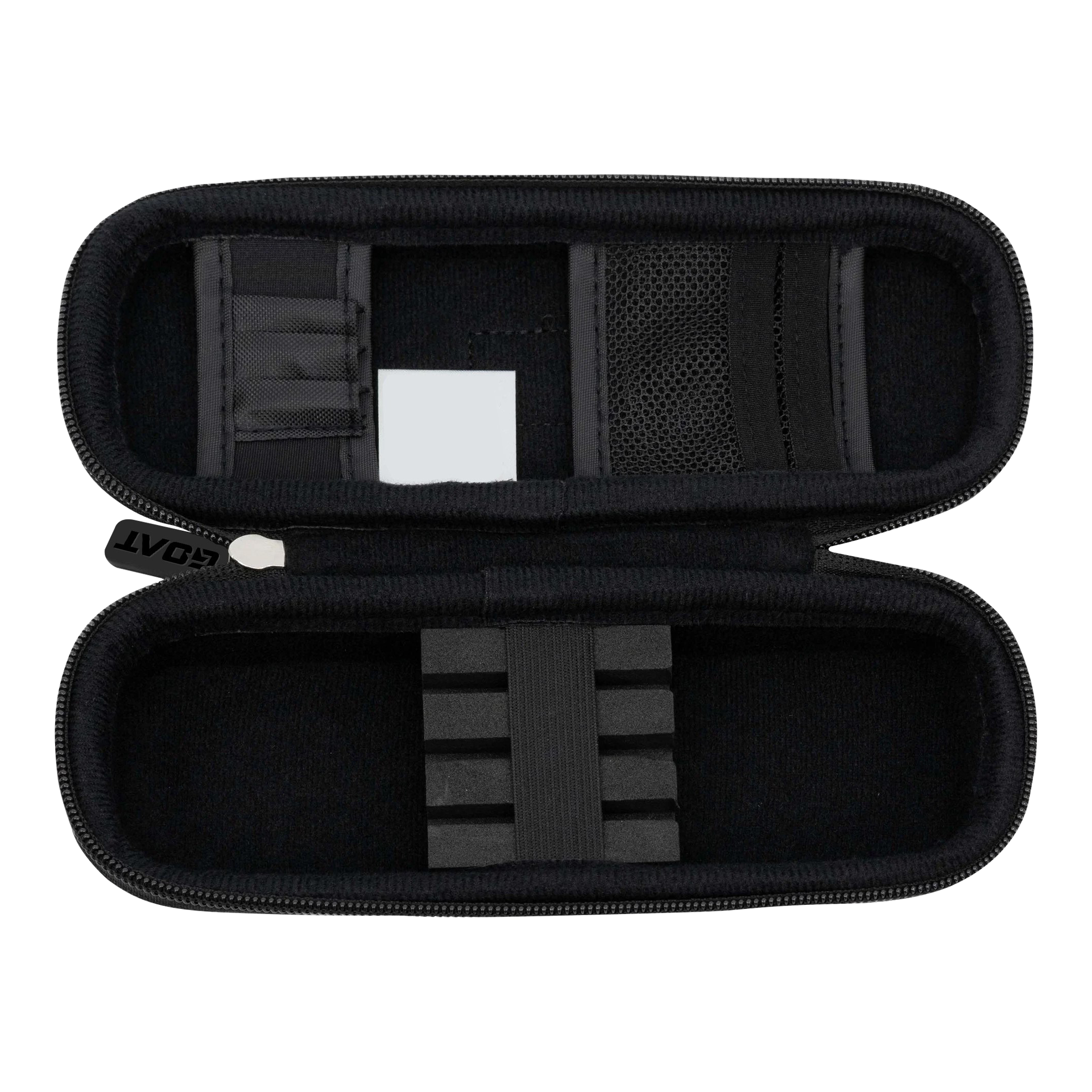 Das Bild zeigt ein geöffnetes, schwarzes Dart-Etui mit verschiedenen Fächern und Halterungen. Das Produkt heißt "GOAT Locker S Dartwallet" und dient zur sicheren Aufbewahrung von Dartzubehör.