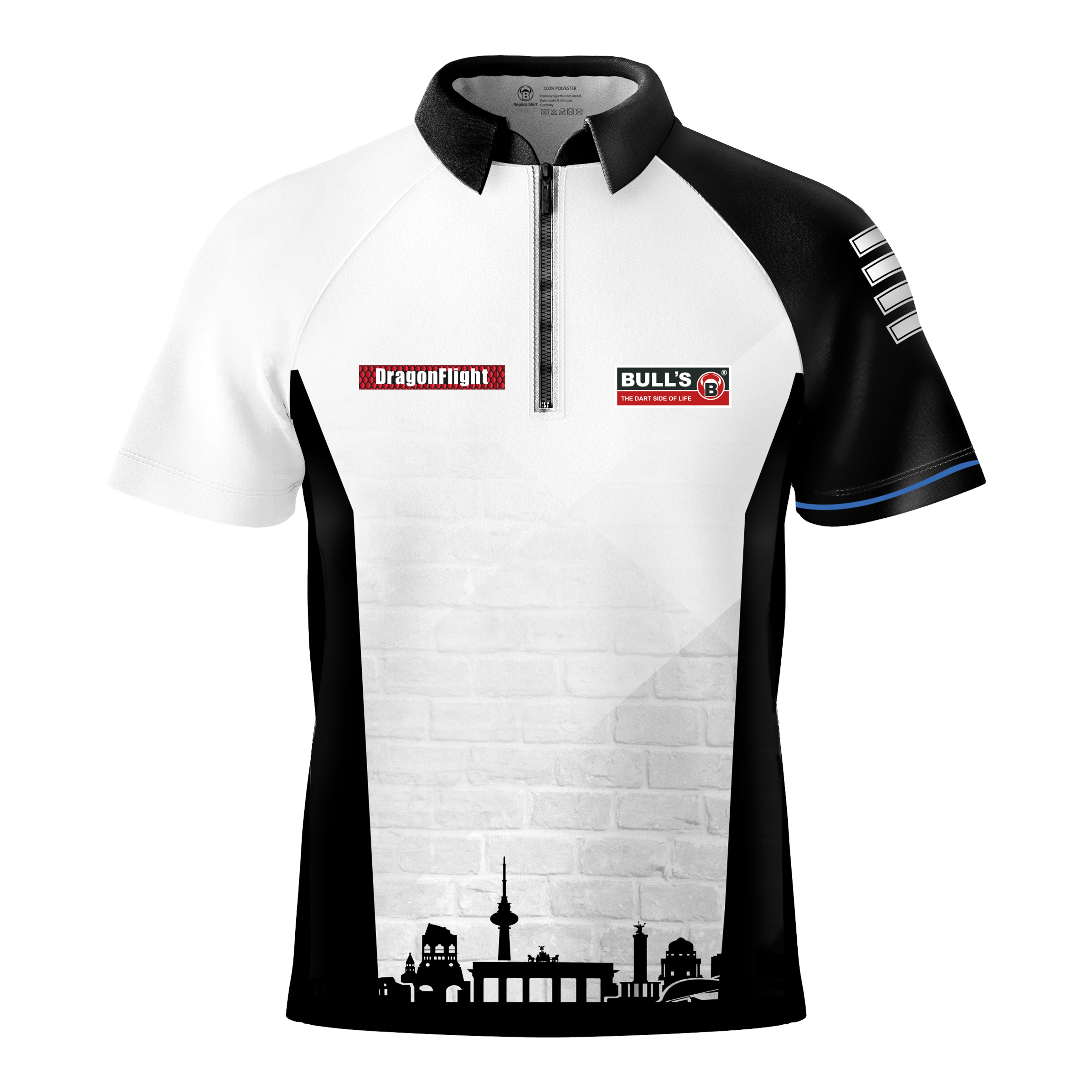 Koszulka Bulls Martin Schindler The Wall z lotkami Das Bild zeigt das Bulls Martin Schindler The Wall Dartshirt mit einem schwarz-weißen Design und kurzen Ärmeln. Auf der Vorderseite befinden sich Logos und eine stilisierte Stadtsilhouette am unteren Rand.