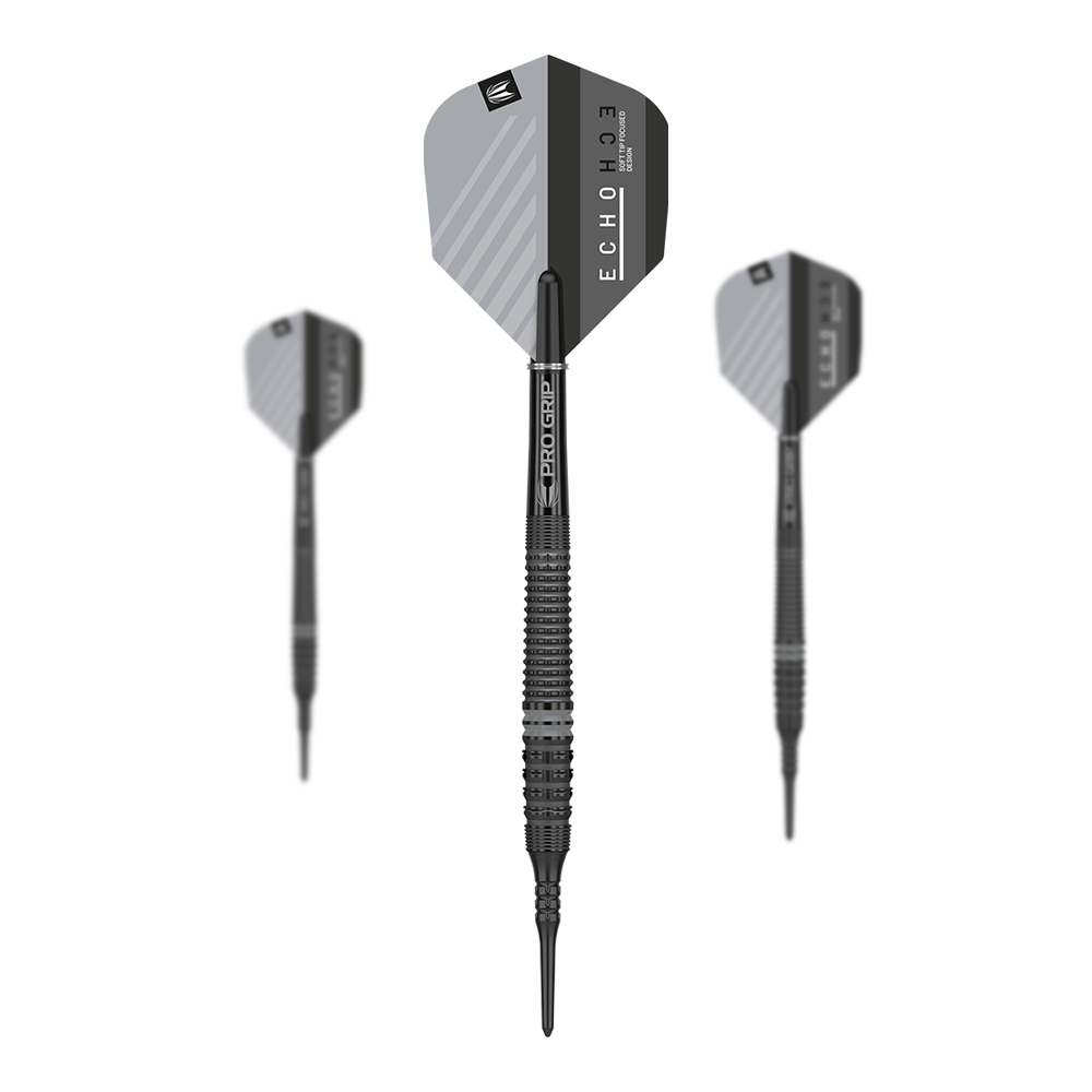 Target Echo 14 miękkich rzutek Das Bild zeigt drei Softdarts des Modells "Target Echo 14", die nebeneinander angeordnet sind. Die Darts haben schwarze, geriffelte Griffe und silbergraue Flights mit schwarzem Akzent.