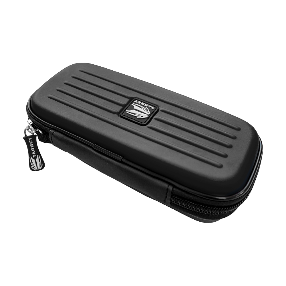 125820_Target_Takoma_Dartwallet_Schwarz_2 Dies ist das Target Takoma Dartwallet, ein robustes Etui zur Aufbewahrung von Darts. Es ist schwarz, hat einen Reißverschluss und das Target-Logo auf der Oberseite.