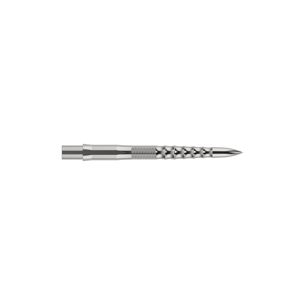 Auf dem Bild ist eine silberne Steeldartspitze mit feinen Rillen und einem speziellen Riffel-Design zu sehen. Sie ist lang und schmal und wirkt sehr präzise verarbeitet.