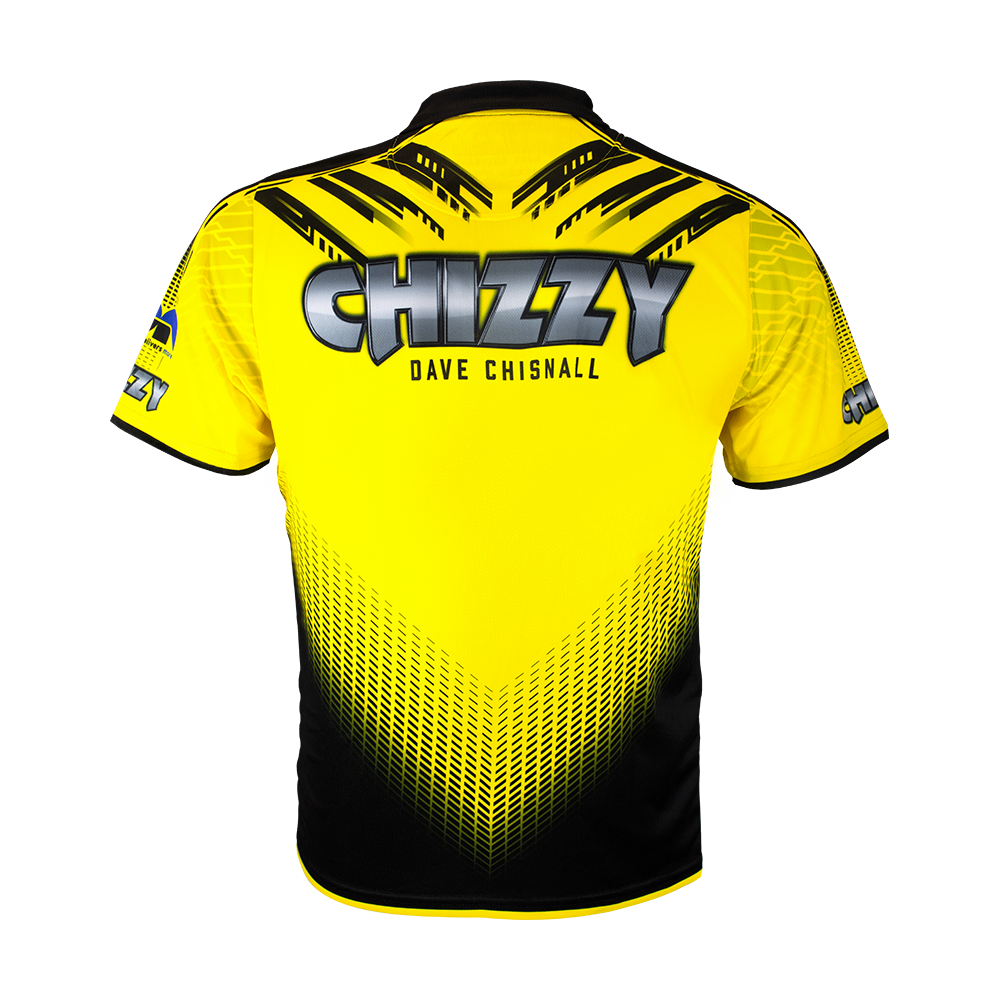 Harrows_Dave_Chisnall_Chizzy_Dartshirt_2 Das Bild zeigt ein gelbes und schwarzes Dartshirt mit dem Namen "CHIZZY" und "Dave Chisnall" auf dem Rücken. Das Design ist auffällig mit grafischen Mustern und Logos auf den Ärmeln.