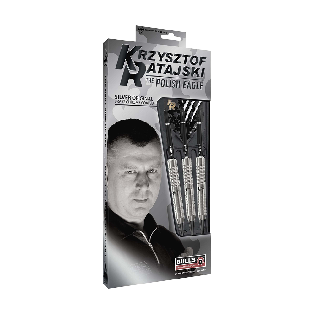 Auf dem Bild ist eine Verpackung der "Bulls Krzysztof Ratajski Brass Silver Softdarts - 18g" zu sehen. Die Verpackung zeigt drei silberfarbene Softdarts und ein Porträt eines Mannes.