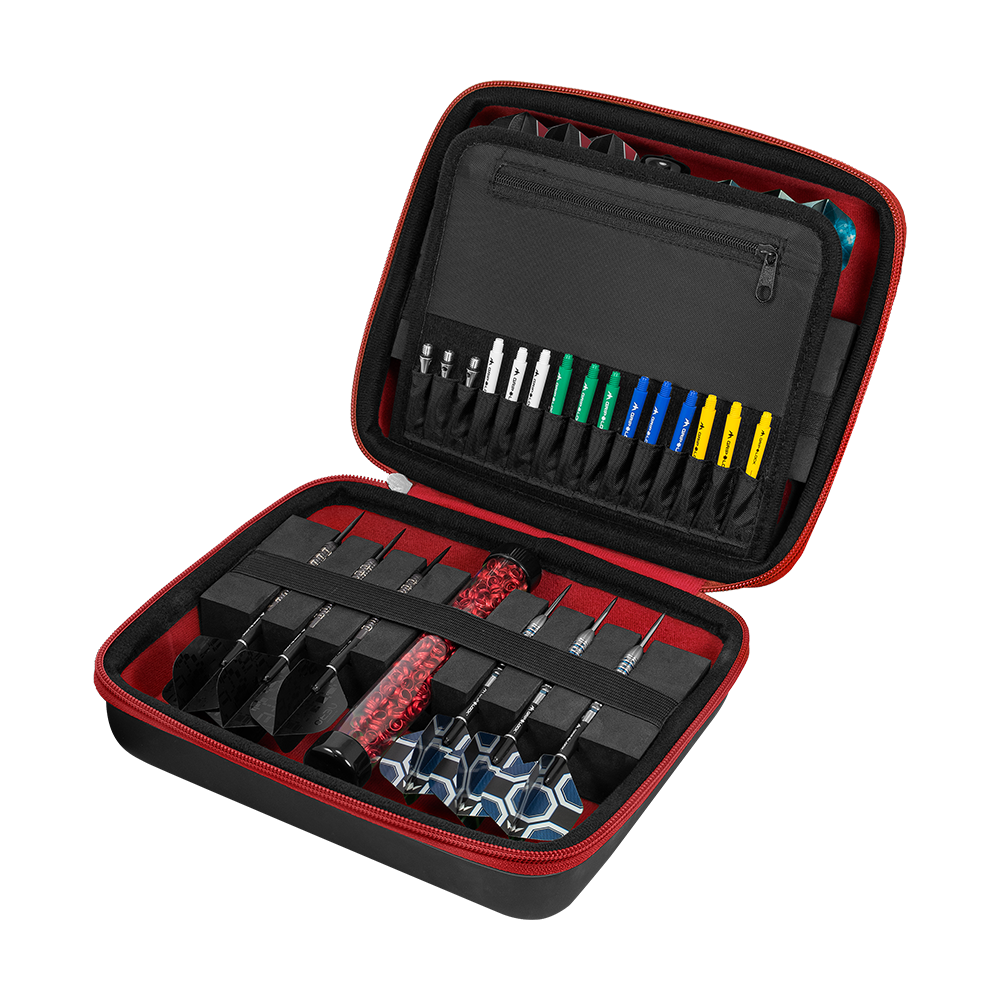 Portfel Mission Luxor Dart Die Abbildung zeigt ein geöffnetes Dart-Set in einer schwarzen und roten Tasche. Im Inneren sind mehrere Darts, Ersatzteile und Zubehör ordentlich einsortiert.