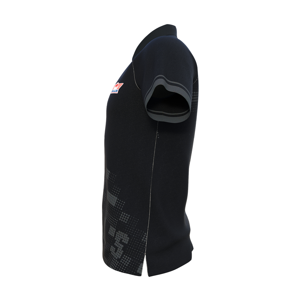 BU69610_BullsNL_Plain_Black_Dart_Poloshirt_2 Das Bild zeigt ein schlichtes schwarzes Dart-Poloshirt von Bulls NL. Auf der Brust befindet sich ein kleines Bulls NL Logo.