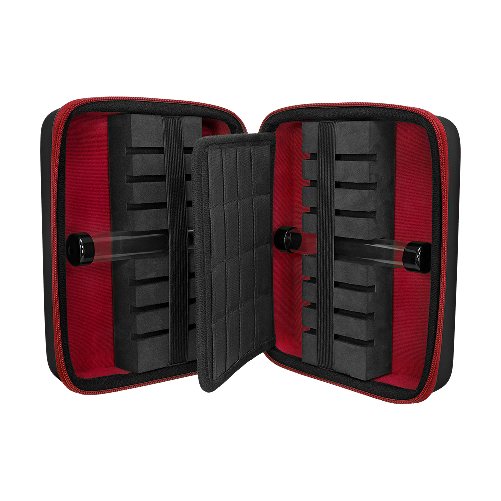 Portfel Mission Luxor Dart Das Bild zeigt ein geöffnetes Dart-Case mit schwarzem und rotem Innenfutter. Im Inneren befinden sich mehrere Schaumstofffächer zur sicheren Aufbewahrung von Dartpfeilen und Zubehör.