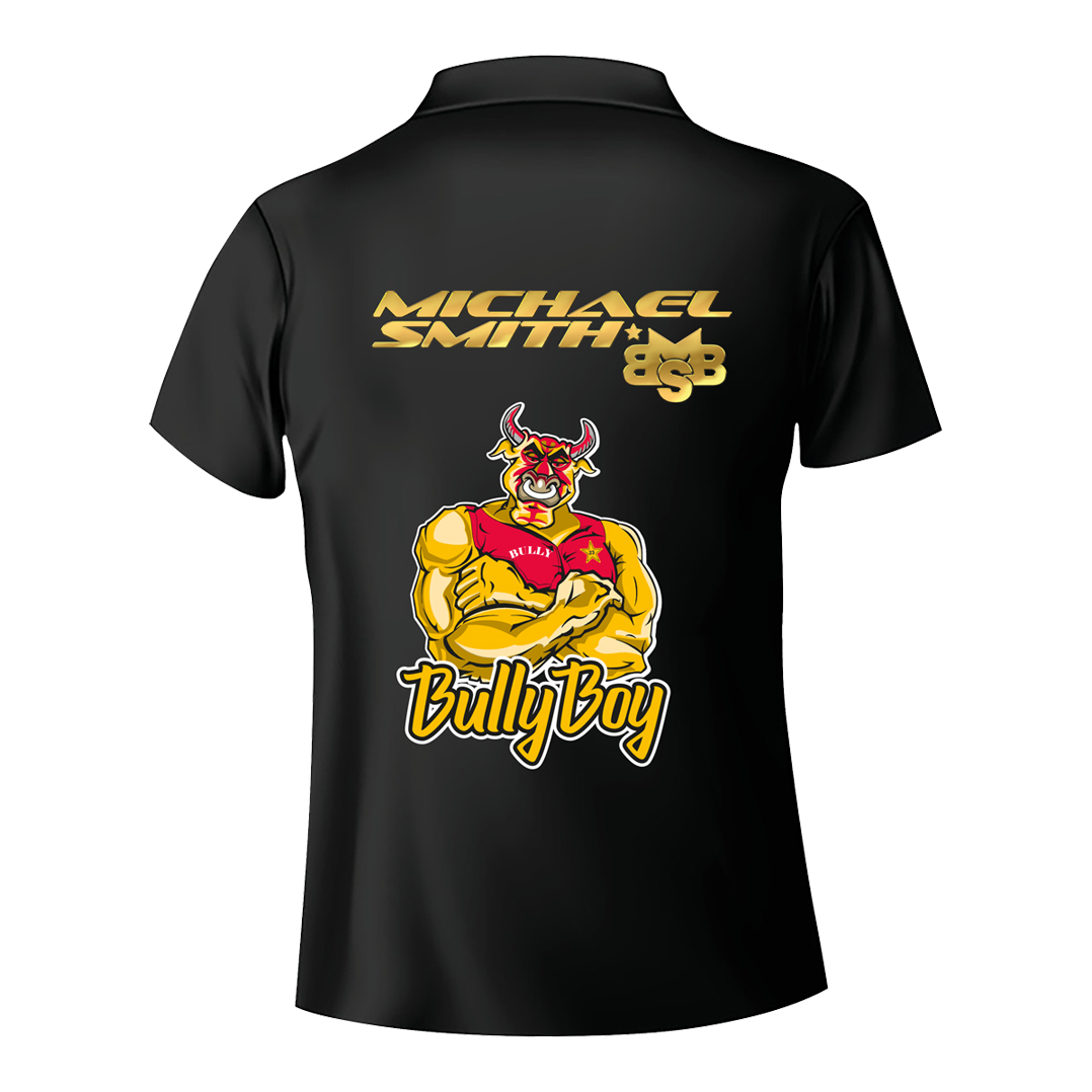 Koszulka z białym paskiem i lotkami Michaela Smitha Das Bild zeigt die Rückseite eines schwarzen Dartshirts mit dem Namen "Michael Smith" und dem Logo "BSB" in goldener Schrift. Darunter ist eine Comicfigur eines muskulösen Stiers mit dem Schriftzug "Bully Boy" zu sehen.