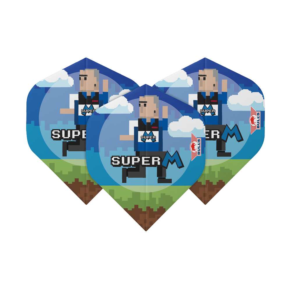 Das Bild zeigt drei Dart-Flights mit einem Pixel-Cartoon-Design und der Aufschrift „SUPER M“. Im Hintergrund sind Wolken, Himmel und eine grüne Landschaft zu sehen.