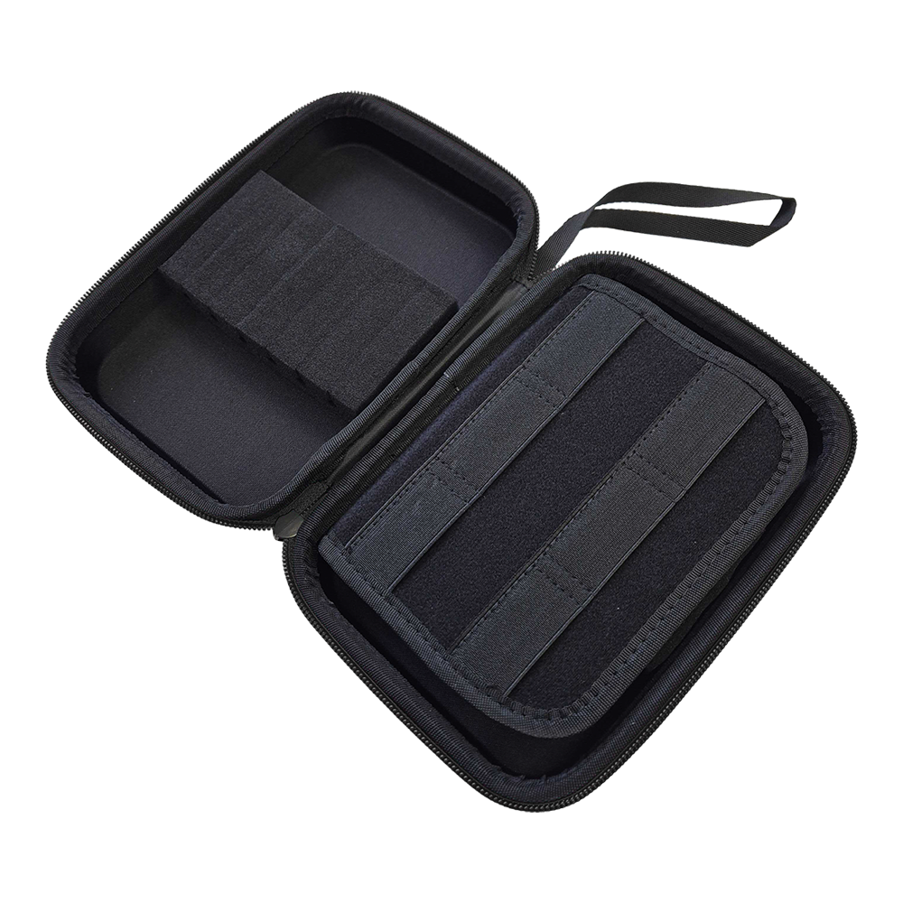 Etui na lotki System-4 z Twoim projektem Abgebildet ist ein Produkt mit dem Dateinamen MCS4-Blau_McDart_System4_Dartcase_Mit_Wunschdruck_Blau_Metallic_3. Es handelt sich vermutlich um ein Etui oder eine Hülle im blauen Metallic-Design.