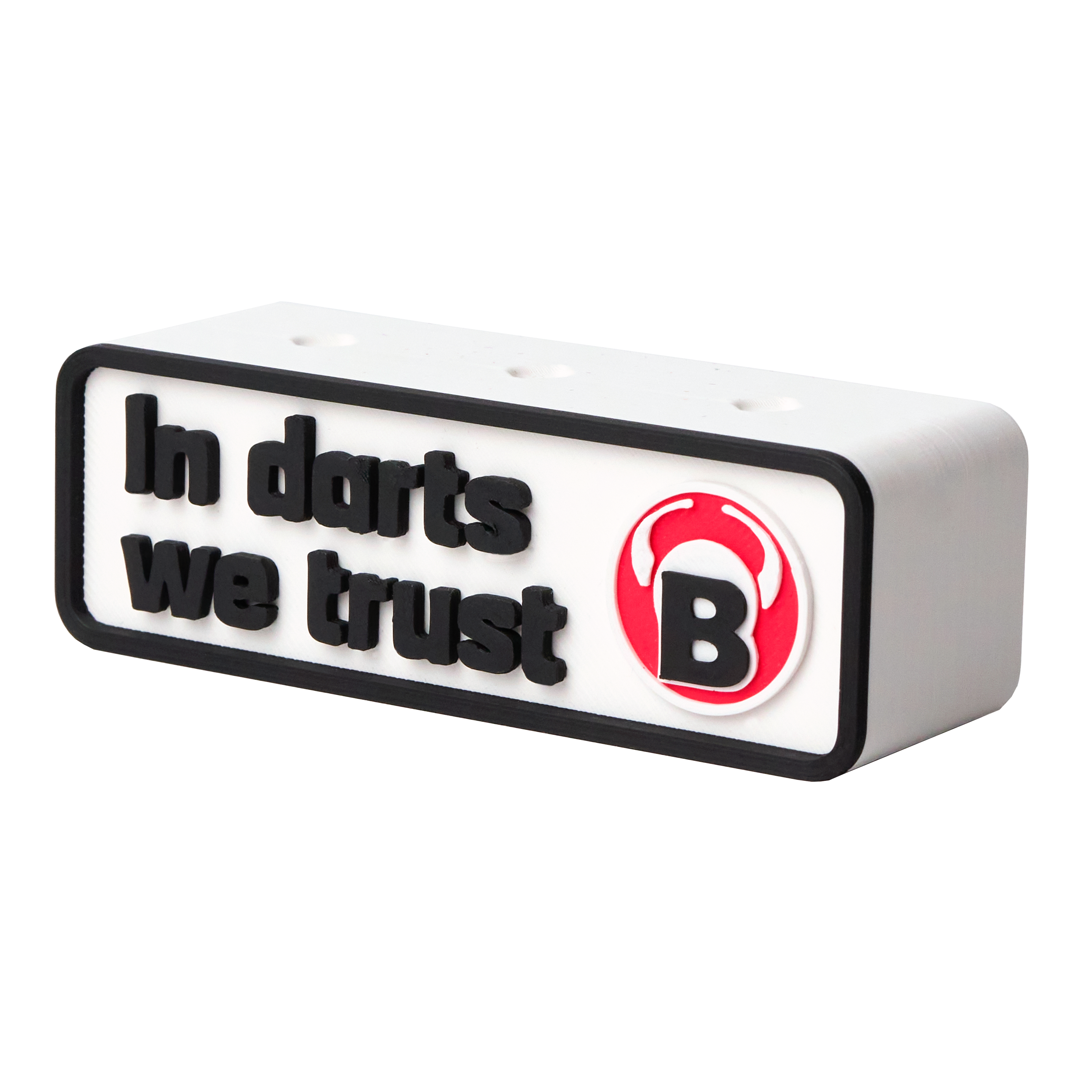 Das Bild zeigt einen weißen Dartshalter mit der Aufschrift "In darts we trust". Daneben befindet sich ein rotes Logo mit dem Buchstaben "B".