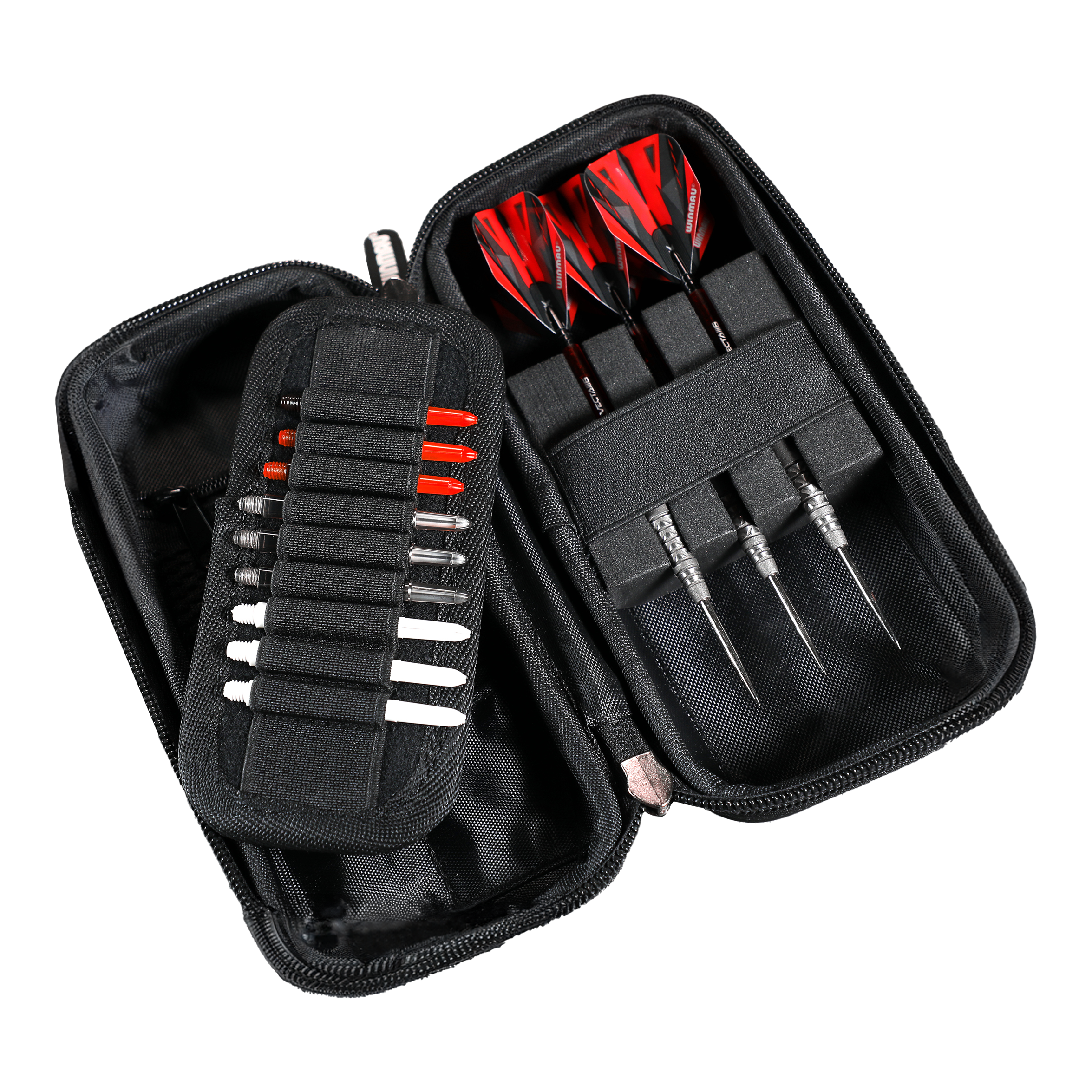 Portfel Winmau Armor G1 Dart Das Bild zeigt ein offenes Dart-Etui mit drei zusammengebauten Darts und mehreren Ersatzteilen. Die Darts haben rote und schwarze Flights und das Etui ist schwarz.