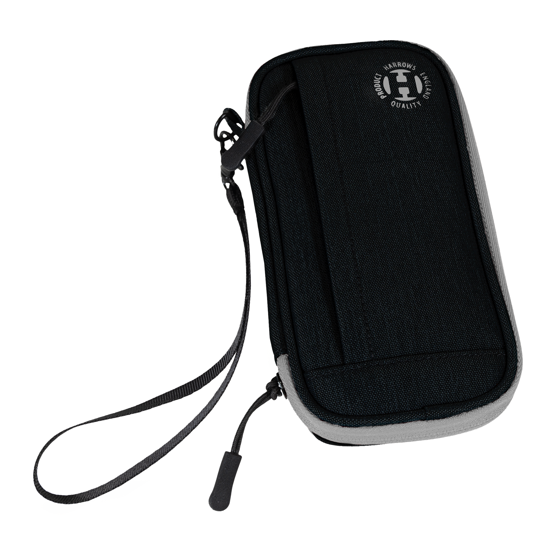 Harrows Smart Case Dartwallet Dies ist ein schwarzes Dart-Etui mit einem Reißverschluss und einer Handschlaufe. Auf der Vorderseite befindet sich ein rundes Logo mit der Aufschrift „Harrows Approved Quality Product“.