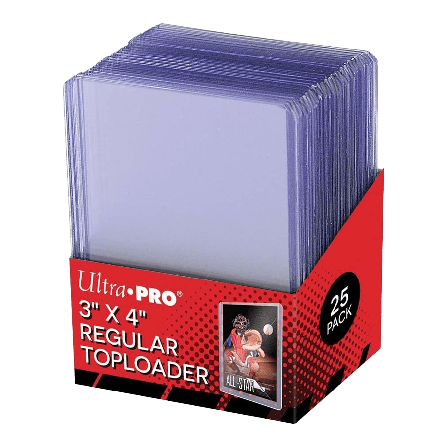 Panini Ultra-Pro Regular Toploader Schutzhüllen (25er Pack) Das Bild zeigt eine Packung mit 25 Ultra-Pro Toploader Schutzhüllen in der Größe 3" x 4". Diese transparenten Hüllen dienen dem Schutz von Sammelkarten.