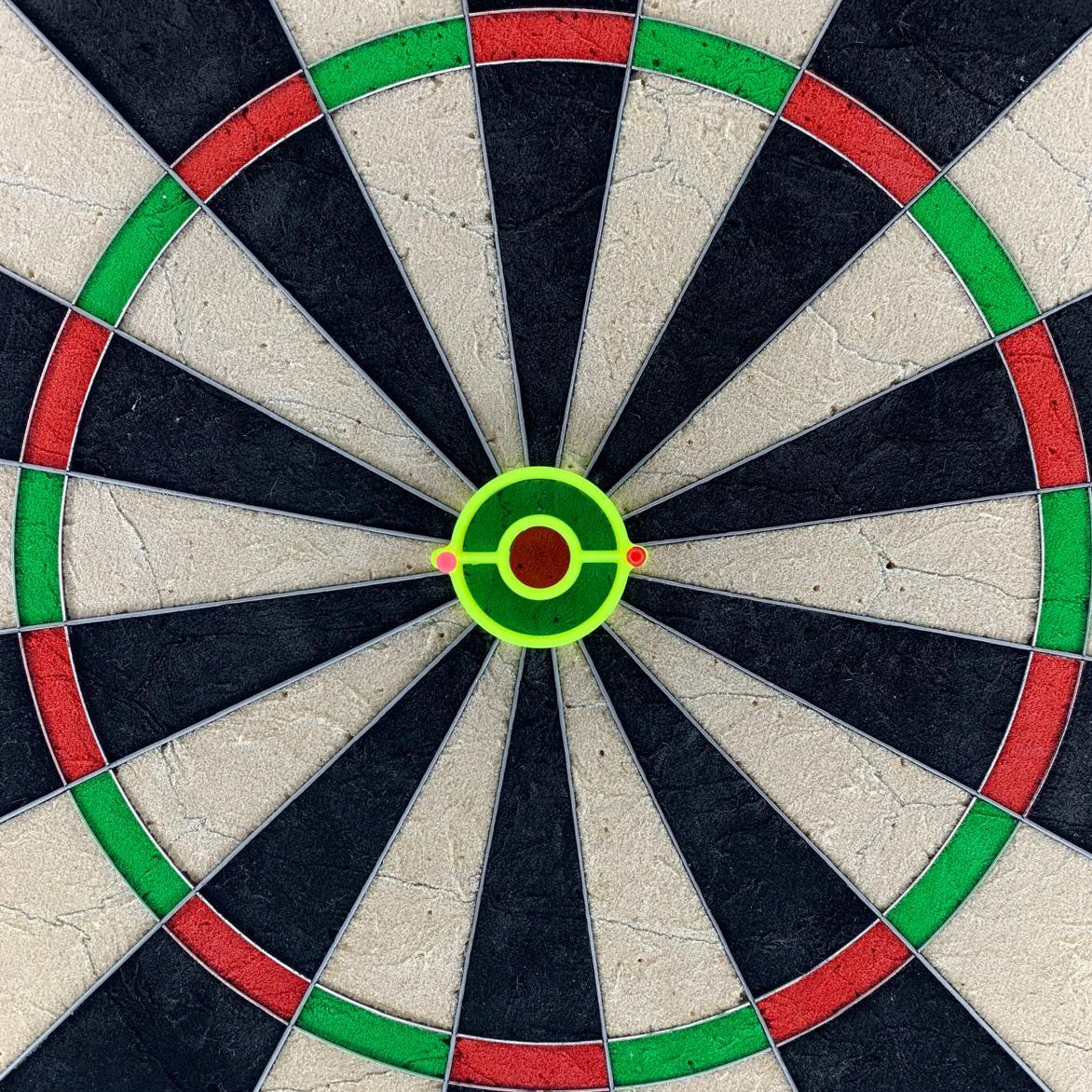 Segmenty ćwiczeń rzutu – Bullseye Das Bild zeigt das Produkt 'Dart Practice Segments - Bullseye'. Es handelt sich um ein Trainingssegment für Dartspieler mit Fokus auf das Bullseye.