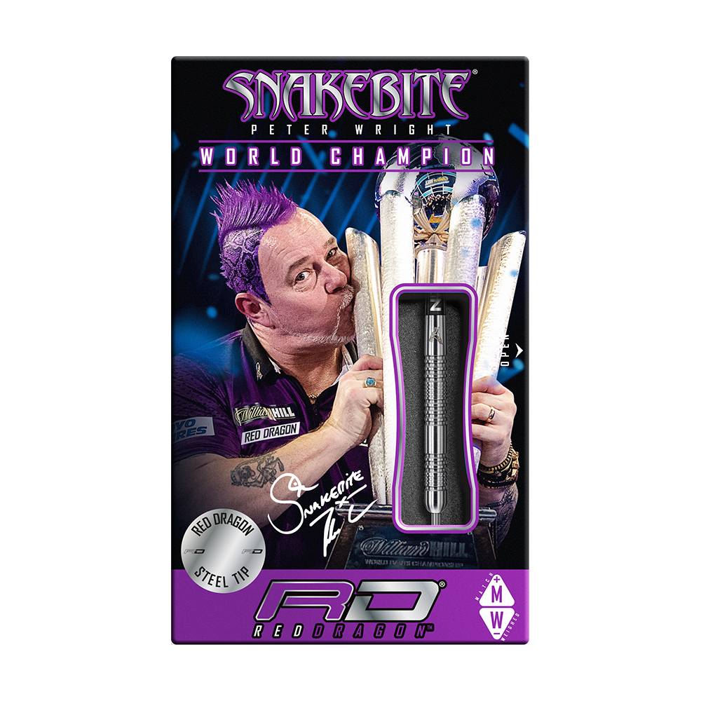 RD1677_Red_Dragon_Peter_Wright_Snakebite_Euro_11_Steeldarts_3 Auf der Verpackung sind die "Red Dragon Peter Wright Snakebite Euro 11 Steeldarts" zu sehen. Das Bild zeigt Peter Wright mit Pokal und die abgebildeten Steeldarts im Vordergrund.