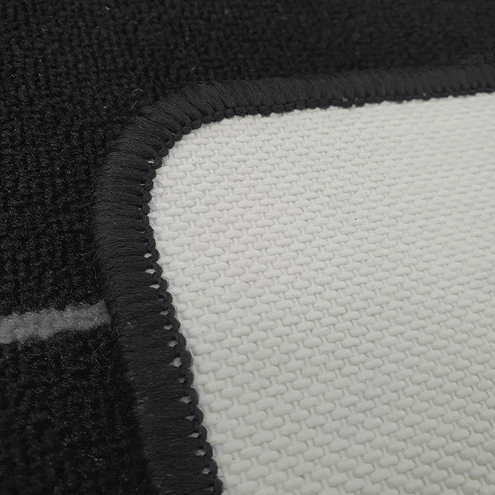 McDart Mono Dartteppich Das Bild zeigt eine Nahaufnahme des McDart Mono Dartteppichs. Man sieht die Struktur und die Umrandung des Teppichs deutlich.