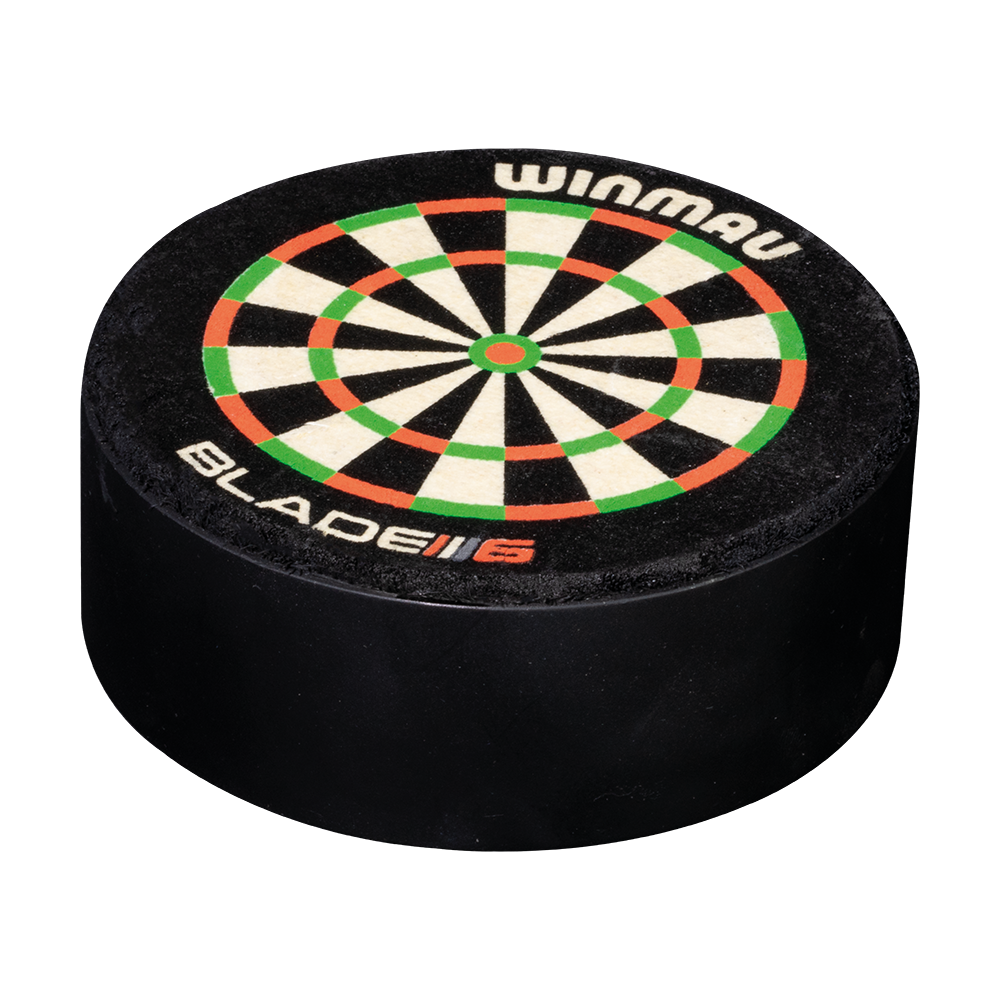 8413_Winmau_Dart_Dock_Blade_6_Dartst-nder_2 Das Bild zeigt den Winmau Dart Dock Blade 6 Dartständer. Oben auf dem runden, schwarzen Ständer ist ein Dartboard-Muster mit der Aufschrift "WINMAU BLADE 6" zu sehen.