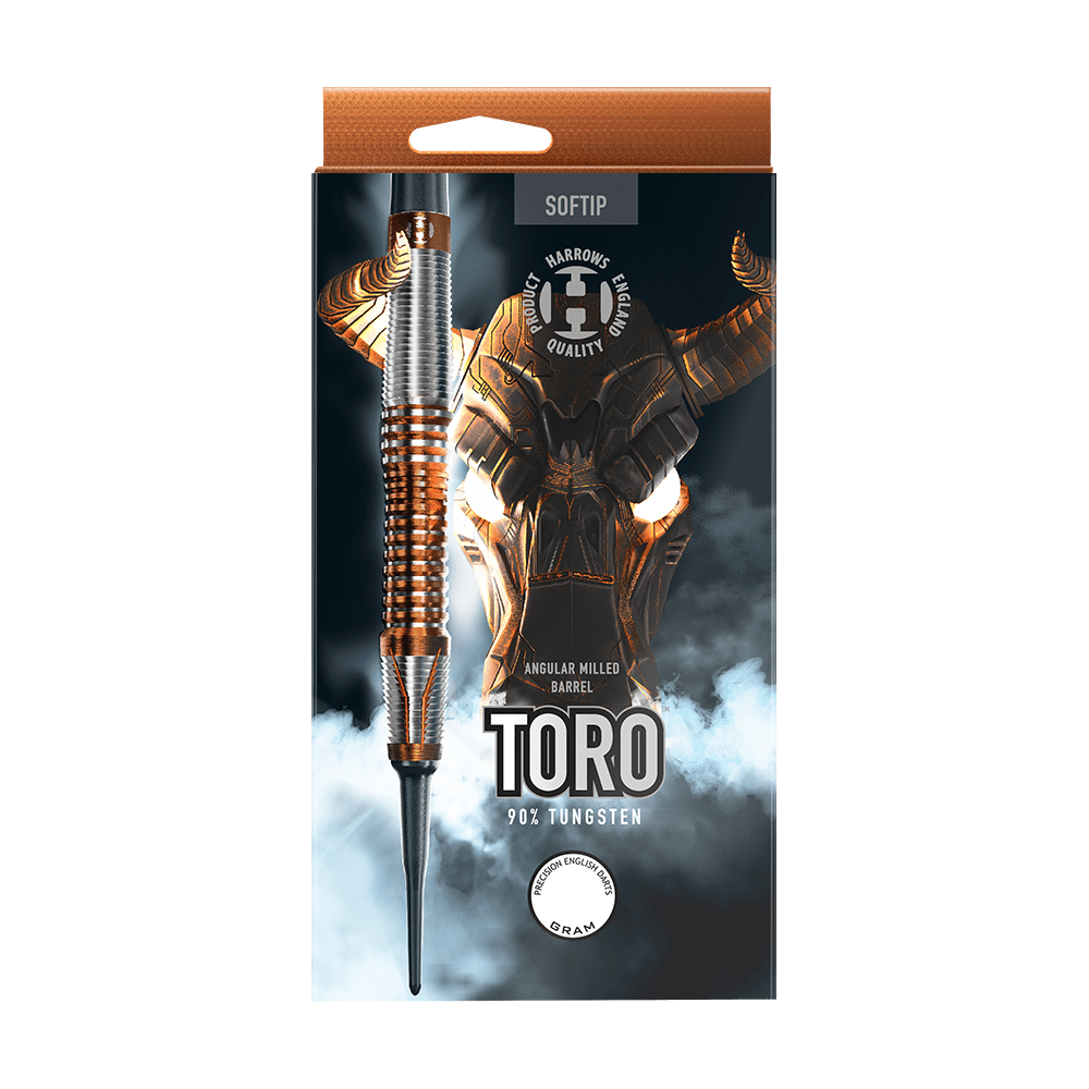 HA33850_Harrows_Toro_Softdarts_3 Die Verpackung zeigt einen Softtip-Dartpfeil der Marke Harrows mit dem Namen "TORO". Im Hintergrund ist ein stilisierter Stierkopf zu sehen, und auf der Verpackung steht "90% Tungsten".