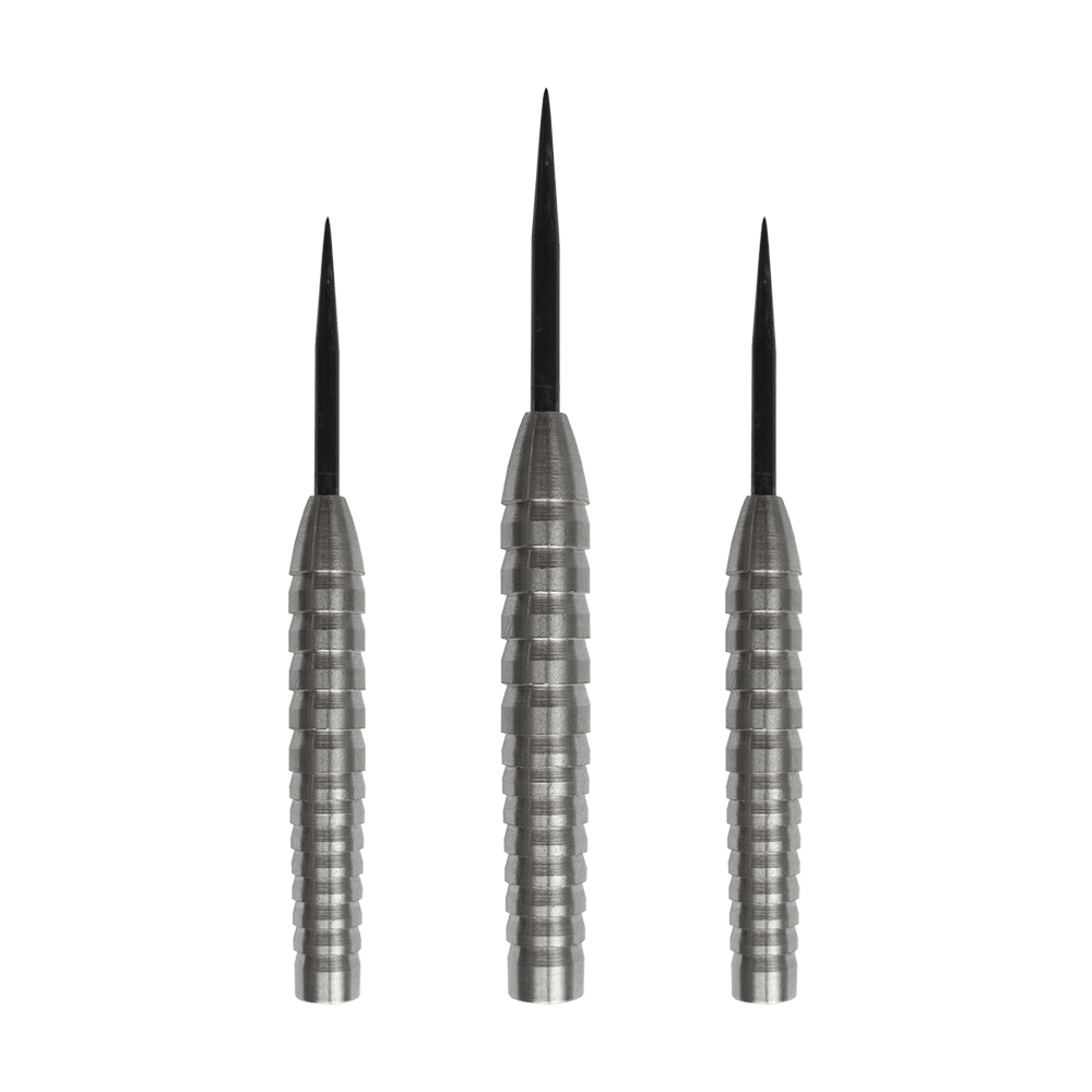 Das Bild zeigt drei McDart Shark 2 Tungsten Steeldart Barrels mit einem Gewicht von 21g. Sie bestehen aus silberfarbenem Metall und haben eine gerillte Oberfläche für besseren Halt.