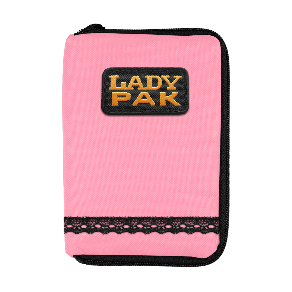 713TP_The_Pak_Dartcase_LadyPak_Rosa_1 Das Bild zeigt ein pinkes Etui mit einem Reißverschluss und der Aufschrift "LADY PAK" auf einem schwarzen Patch. Am unteren Rand des Etuis befindet sich eine dekorative schwarze Spitzenborte.