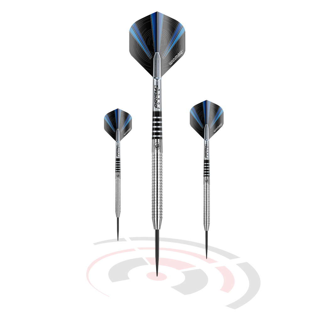 1086-20_Winmau_Sabotage_Steeldarts_1 Das Bild zeigt drei Winmau Sabotage Steeldarts mit silbernen Schäften und schwarz-blauen Flights. Sie stehen aufrecht über einem stilisierten Ziel in Schwarz und Rot.