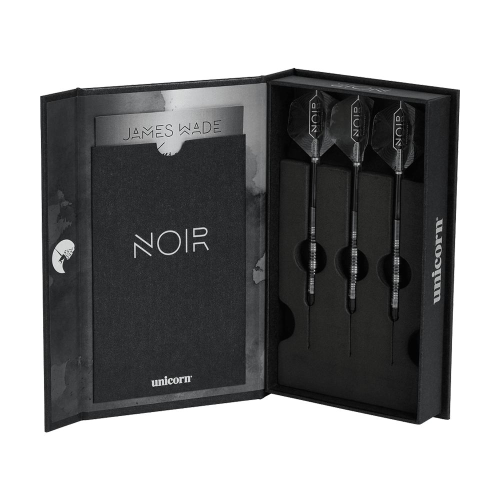 23835_Unicorn_Noir_James_Wade_2022_Softdarts_3 Das Bild zeigt eine elegante schwarze Box mit drei Dartpfeilen. Auf der linken Seite steht "NOIR" und oben ist der Name "James Wade" zu sehen.