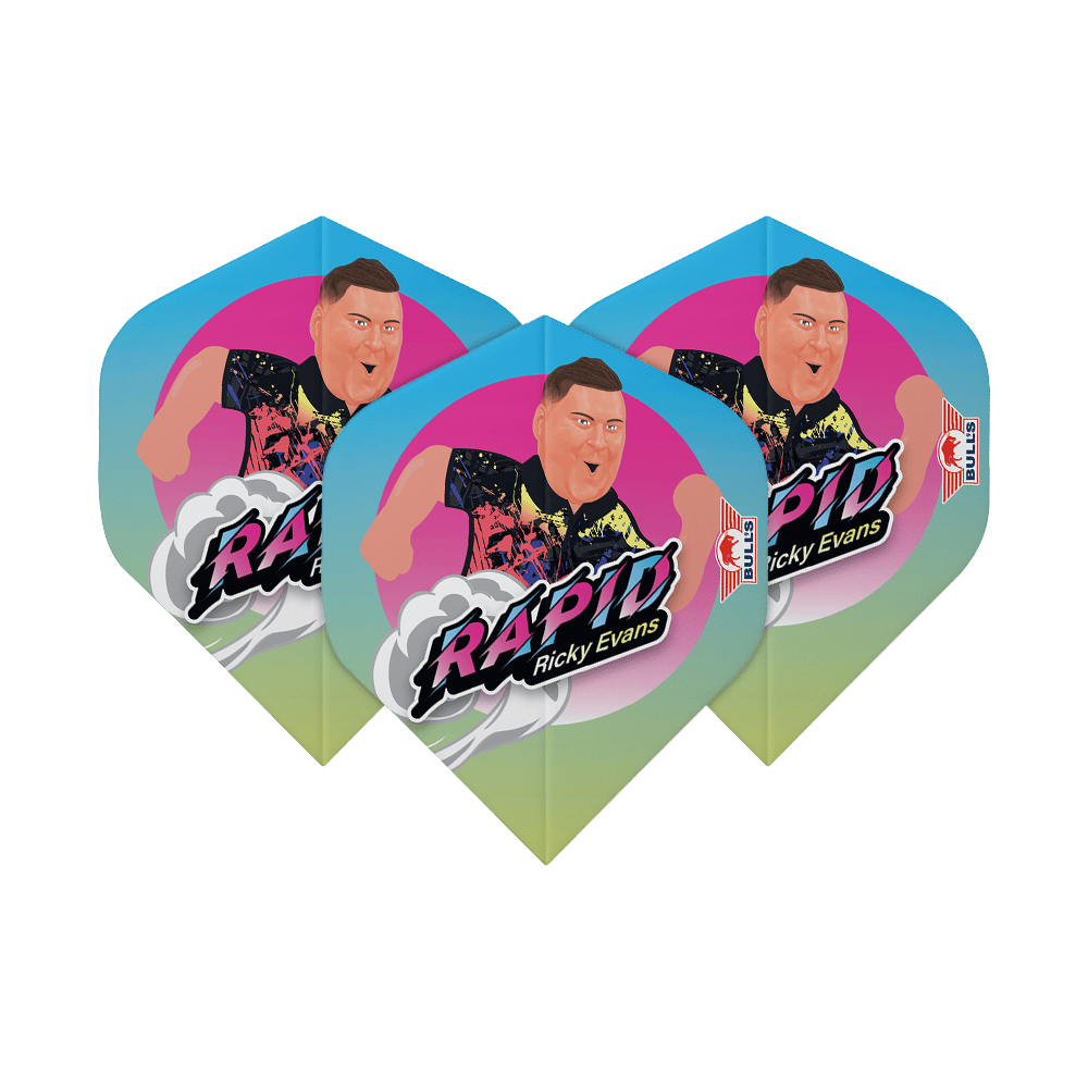 Gracz Bulls NL 100 Ricky'ego Evansa Cartoon nr 2 Standardowe loty Das Bild zeigt drei Dart-Flights mit einem bunten Cartoon-Bild von Ricky Evans und dem Schriftzug "Rapid Ricky Evans". Die Flights haben einen blauen, pinken und gelben Farbverlauf und das Bulls-Logo an der Seite.