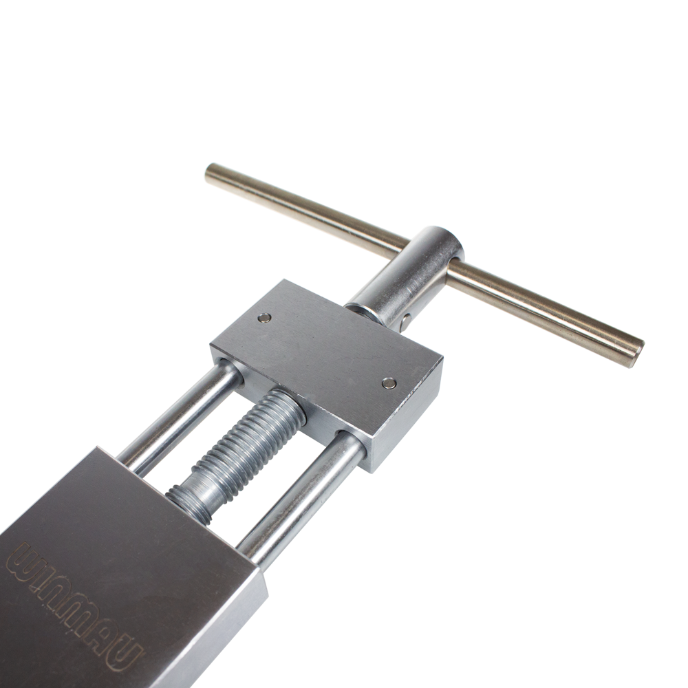 8425-Winmau-Craftsman-Re-pointing-System-3 Das Bild zeigt das Winmau Craftsman Re-Pointing System Spitzenwechsler. Es handelt sich um ein Werkzeug aus Metall zum Auswechseln von Dartspitzen.