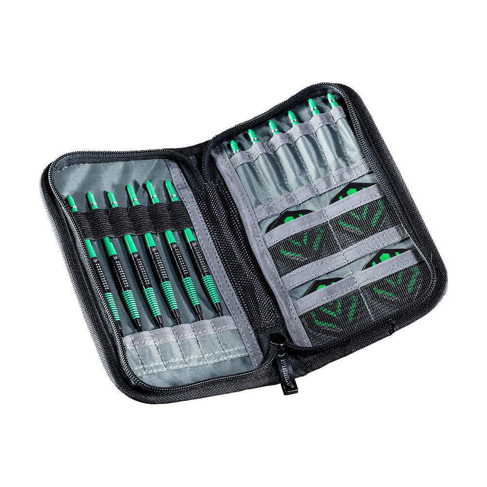 Das Bild zeigt das Winmau Urban Slim Dartcase in Schwarz, geöffnet mit mehreren Darts und Zubehör ordentlich einsortiert. Das Etui verfügt über verschiedene Fächer zur sicheren Aufbewahrung der Dartpfeile und Flights.