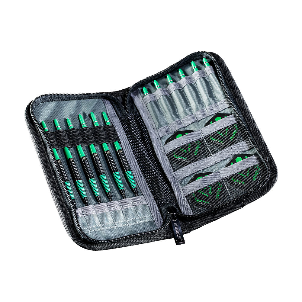 8324_Winmau_Urban-Slim_Dartcase_Schwarz_1 Das Bild zeigt das Winmau Urban Slim Dartcase in Schwarz, geöffnet mit mehreren Darts und Zubehör ordentlich einsortiert. Das Etui verfügt über verschiedene Fächer zur sicheren Aufbewahrung der Dartpfeile und Flights.