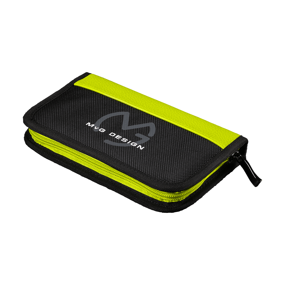 8330_Winmau_MvG_Sport_Edition_Wallet_1 Das Bild zeigt das Winmau MvG Sport Edition Wallet. Es ist eine schwarze Tasche mit leuchtend gelben Akzenten und einem Reißverschluss.