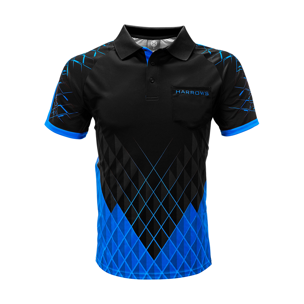 HRS-26135_Harrows_Paragon_Dartshirt_Blau_1 Das Bild zeigt das Harrows Paragon Dartshirt in Blau. Das Shirt hat ein modernes, schwarzes Design mit blauen geometrischen Mustern und einem Kragen.