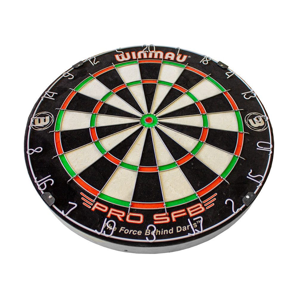 1602_Winmau_Pro_SFB_Dartboard_2 Das Bild zeigt eine Winmau Pro SFB Dartboard-Scheibe. Die Dartscheibe ist rund und in verschiedenen Farben wie Schwarz, Weiß, Rot und Grün unterteilt.