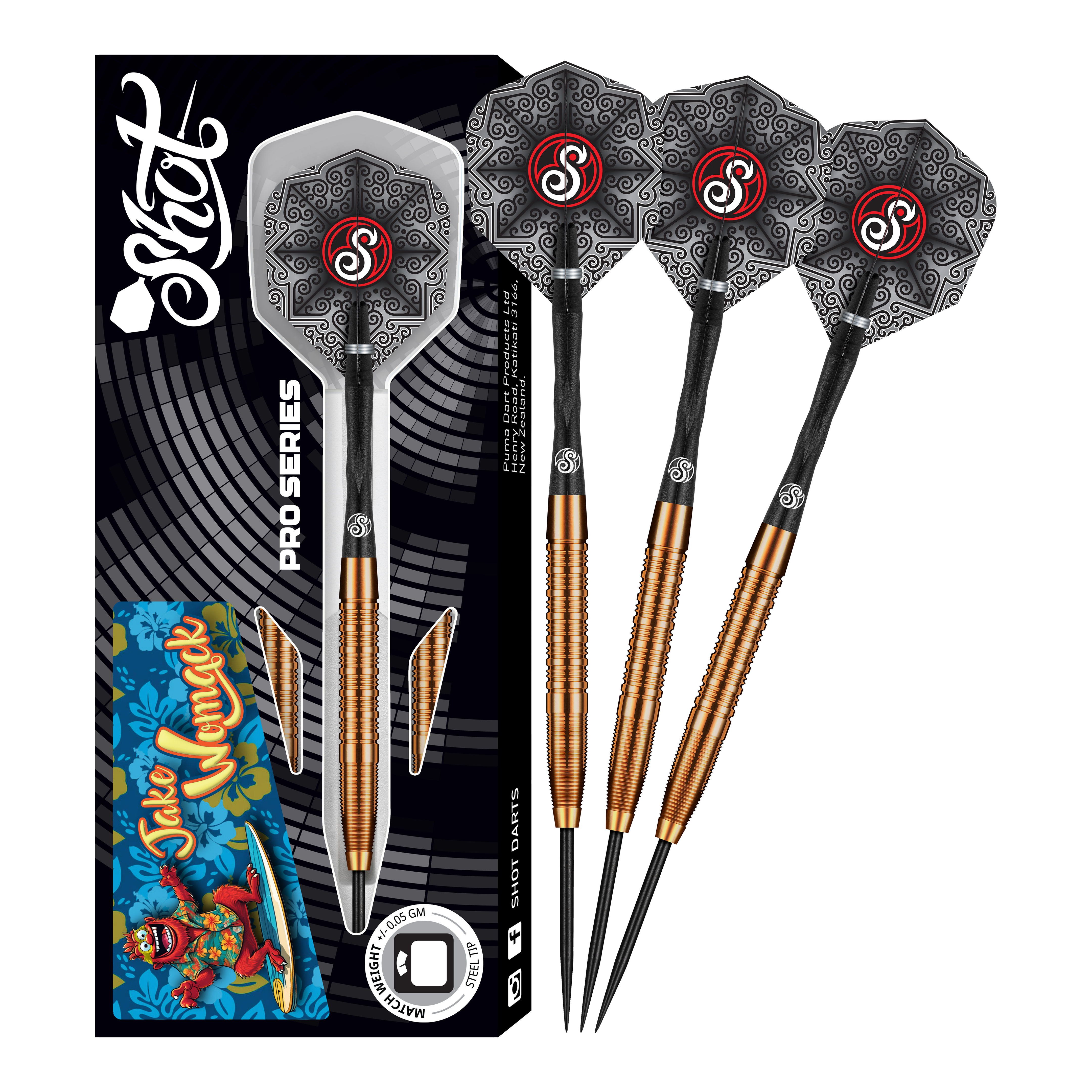 Shot Pro Series Jake Womack Steeldarts - 23g Das Bild zeigt das Produkt "Shot Pro Series Jake Womack Steeldarts - 23g". Drei Steeldarts mit schwarz-goldenem Griff und verzierten Flights sind neben der Verpackung zu sehen.