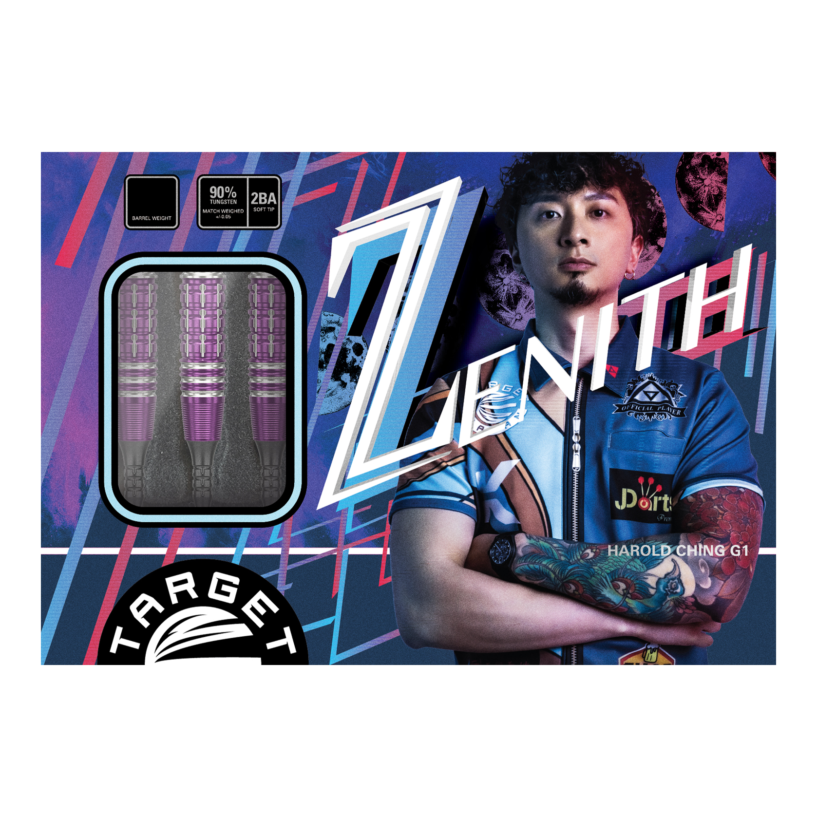 Das Bild zeigt die Verpackung der "Target Japan Prime Series Tung Suk Zenith GEN1 Softdarts - 19g". Auf der linken Seite sind drei Softdarts mit lila Akzenten zu sehen, auf der rechten Seite posiert ein Mann mit verschränkten Armen.