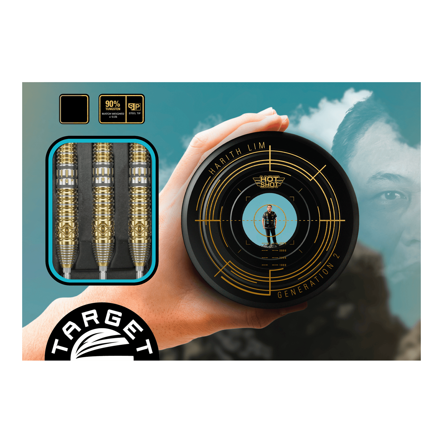 Stalowe lotki Target Japan Hot Shot GEN2 - 23 g Das Bild zeigt das Produkt "Target Japan Hot Shot GEN2 Steeldarts - 23g" in einer ansprechenden Verpackung. Links sind die drei gold-silbernen Steeldarts zu sehen, rechts die runde Verpackungsbox mit Design und Zielscheibenmotiv.