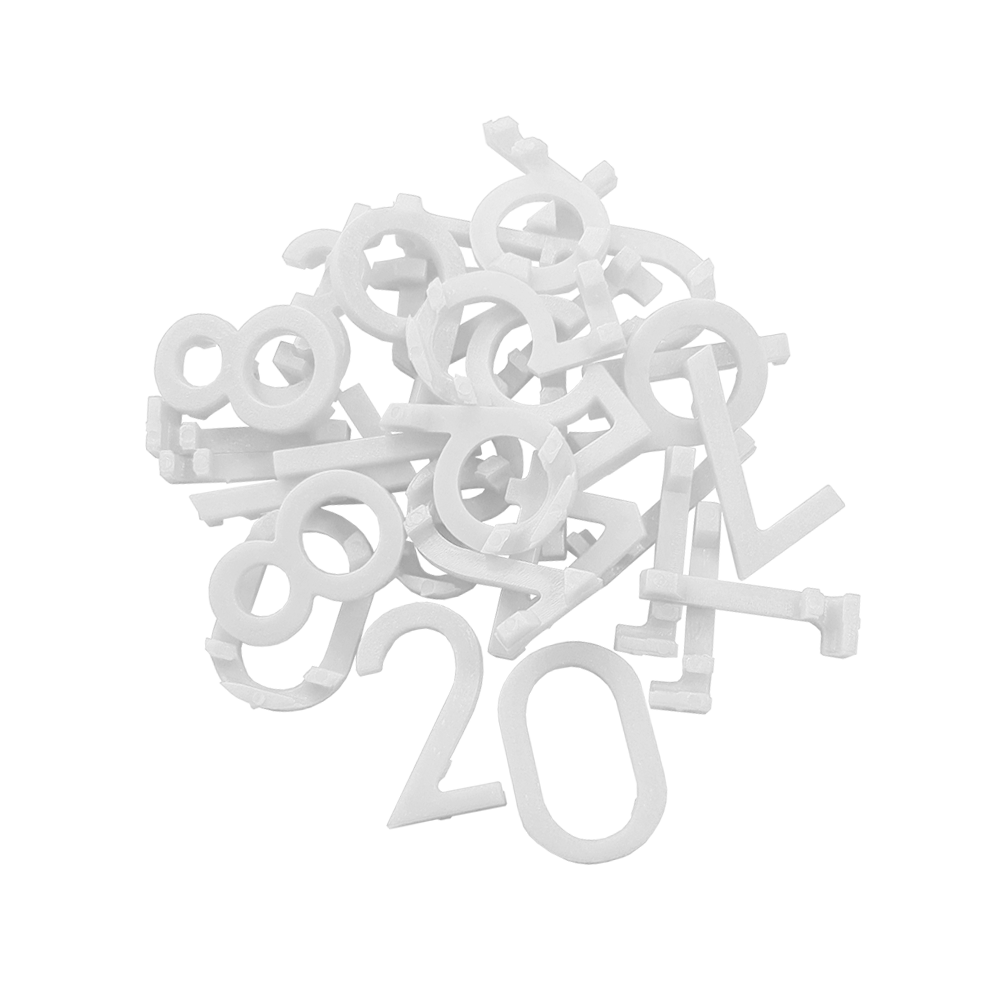 Numery zamienne do tarczy do darta McDart Das Bild zeigt weiße Ersatznummern für eine Dartscheibe. Die Zahlen sind aus Kunststoff und liegen ungeordnet auf einem Haufen.