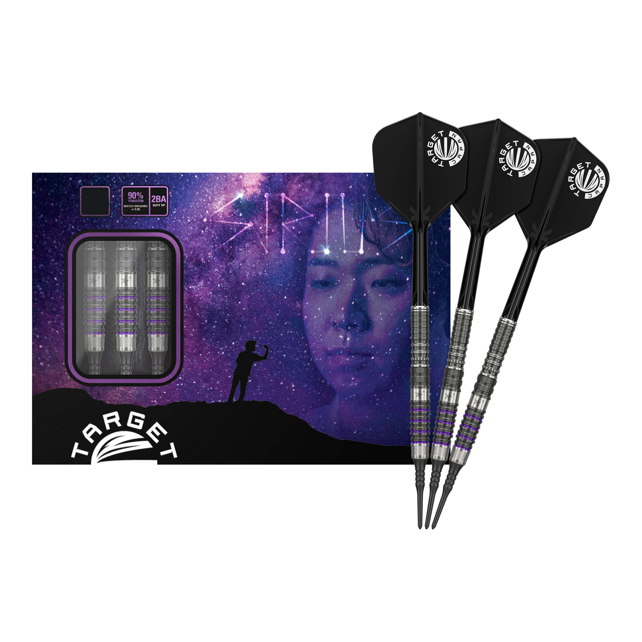 Das Bild zeigt die "Target Japan Prime Series Yuta Hayashi Sirius GEN3 MAX Softdarts - 21,5g" vor einer Verpackung mit einem Weltraum-Motiv. Drei Darts sind neben der Box zu sehen, die schwarze Flights und ein silber-lila Design haben.