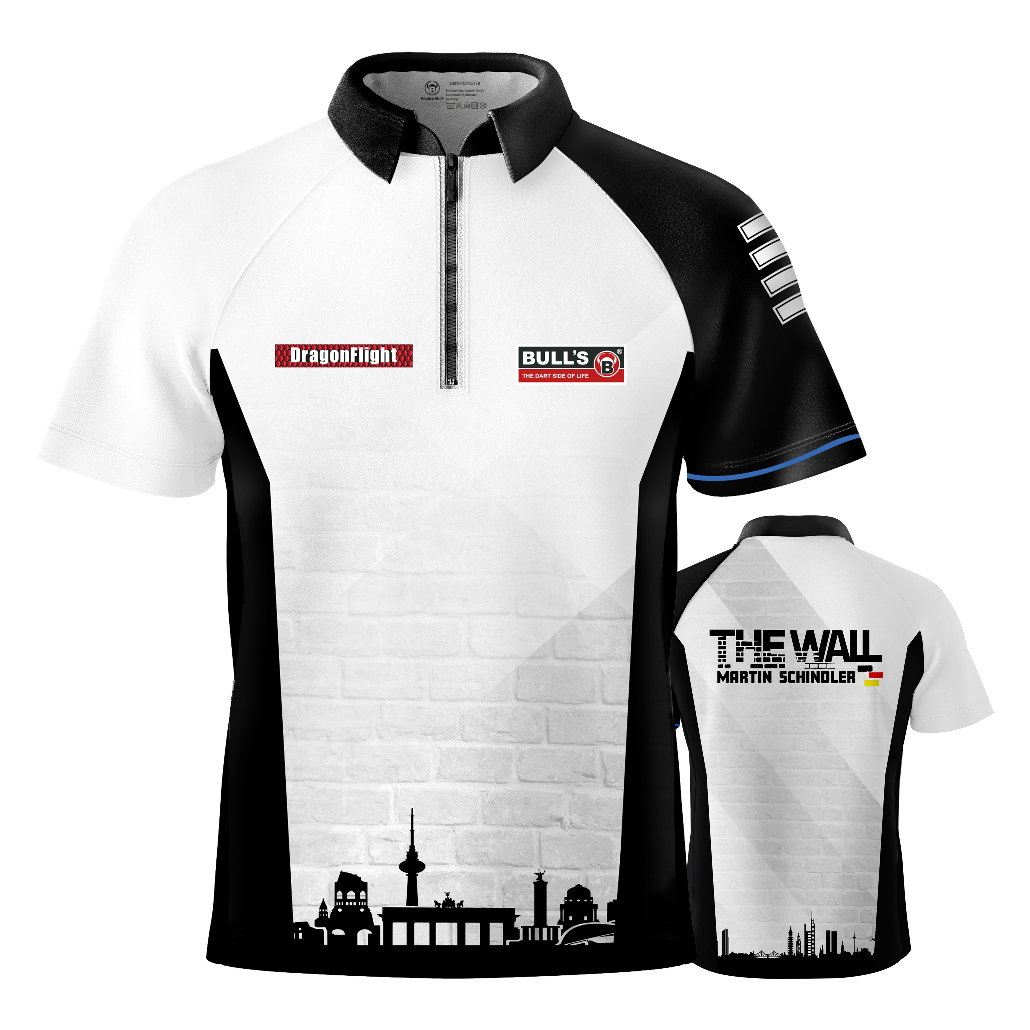 Koszulka Bulls Martin Schindler The Wall z lotkami Auf diesem Bild ist das Bulls Martin Schindler The Wall Dartshirt zu sehen. Das Shirt ist überwiegend weiß mit schwarzen Akzenten und zeigt eine Berliner Skyline sowie den Schriftzug "THE WALL MARTIN SCHINDLER" auf der Rückseite.