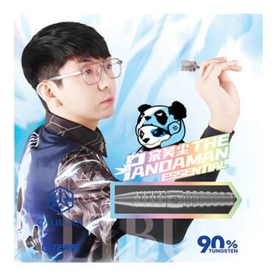 Das Bild zeigt einen jungen Mann, der dabei ist, einen Dartpfeil zu werfen. Im Vordergrund steht der "Caliburn Player The Pandaman Essential Steeldarts - 23g" mit 90% Tungsten-Anteil.