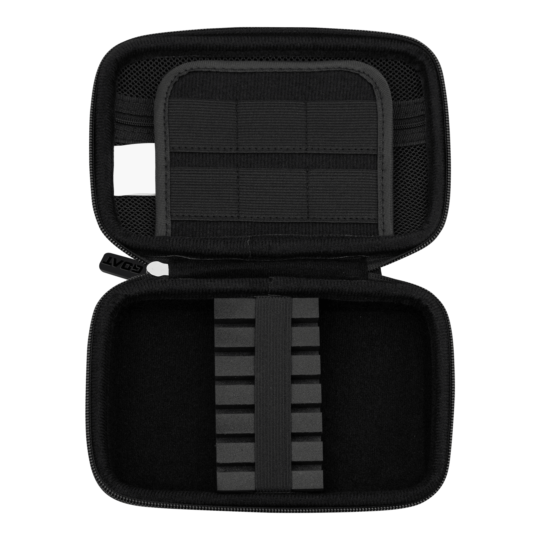 Portfel do darta GOAT Locker XL Das Bild zeigt das offene Etui des Produkts "GOAT Locker XL Dartwallet". Im Inneren befinden sich elastische Halterungen und Fächer zur sicheren Aufbewahrung von Dartzubehör.