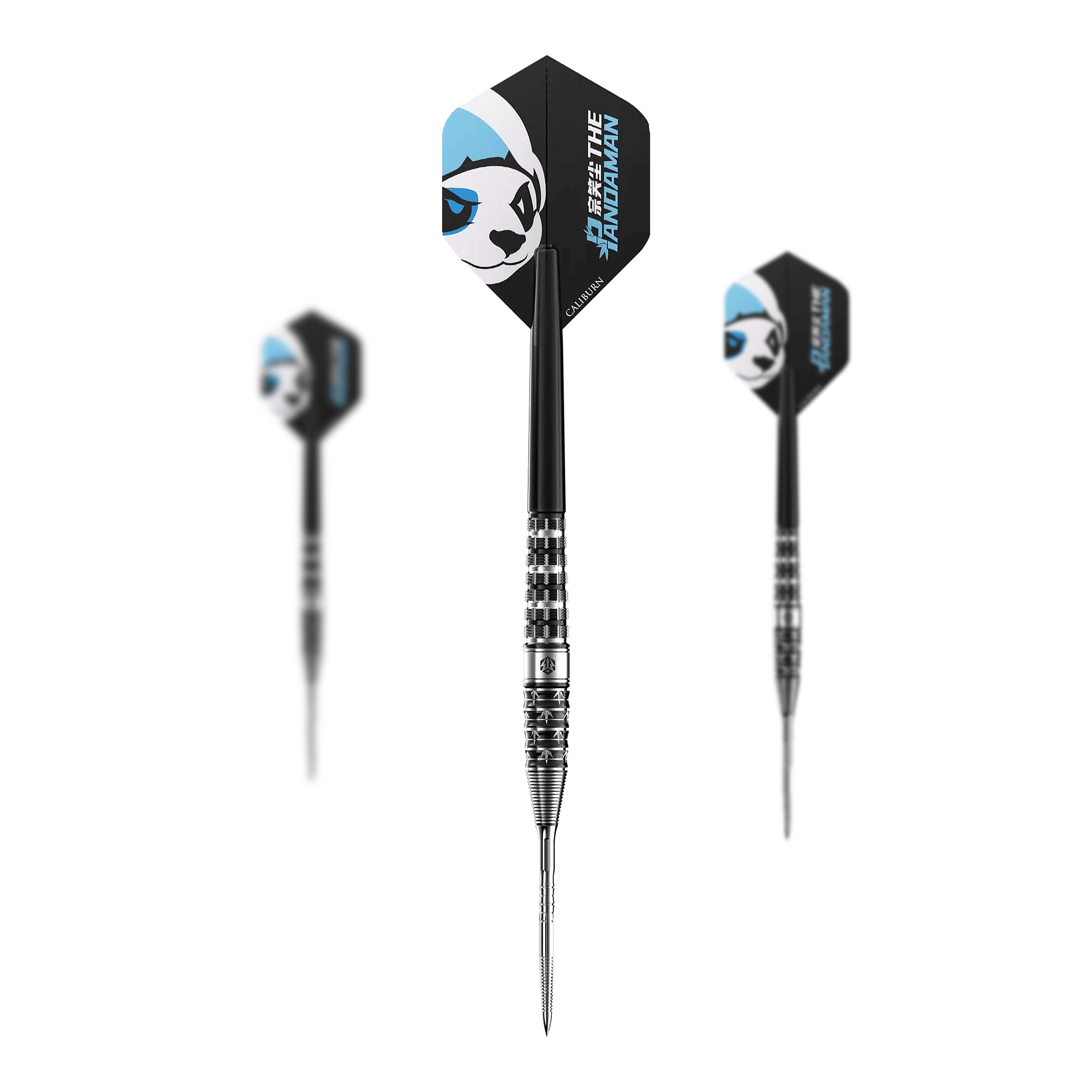 Caliburn Player The Pandaman Advanced Steeldarts - 23g Das Bild zeigt drei Steeldarts mit dem Namen "Caliburn Player The Pandaman Advanced Steeldarts - 23g". Die Flights der Darts sind schwarz mit einem Panda-Motiv und blauen Akzenten gestaltet.