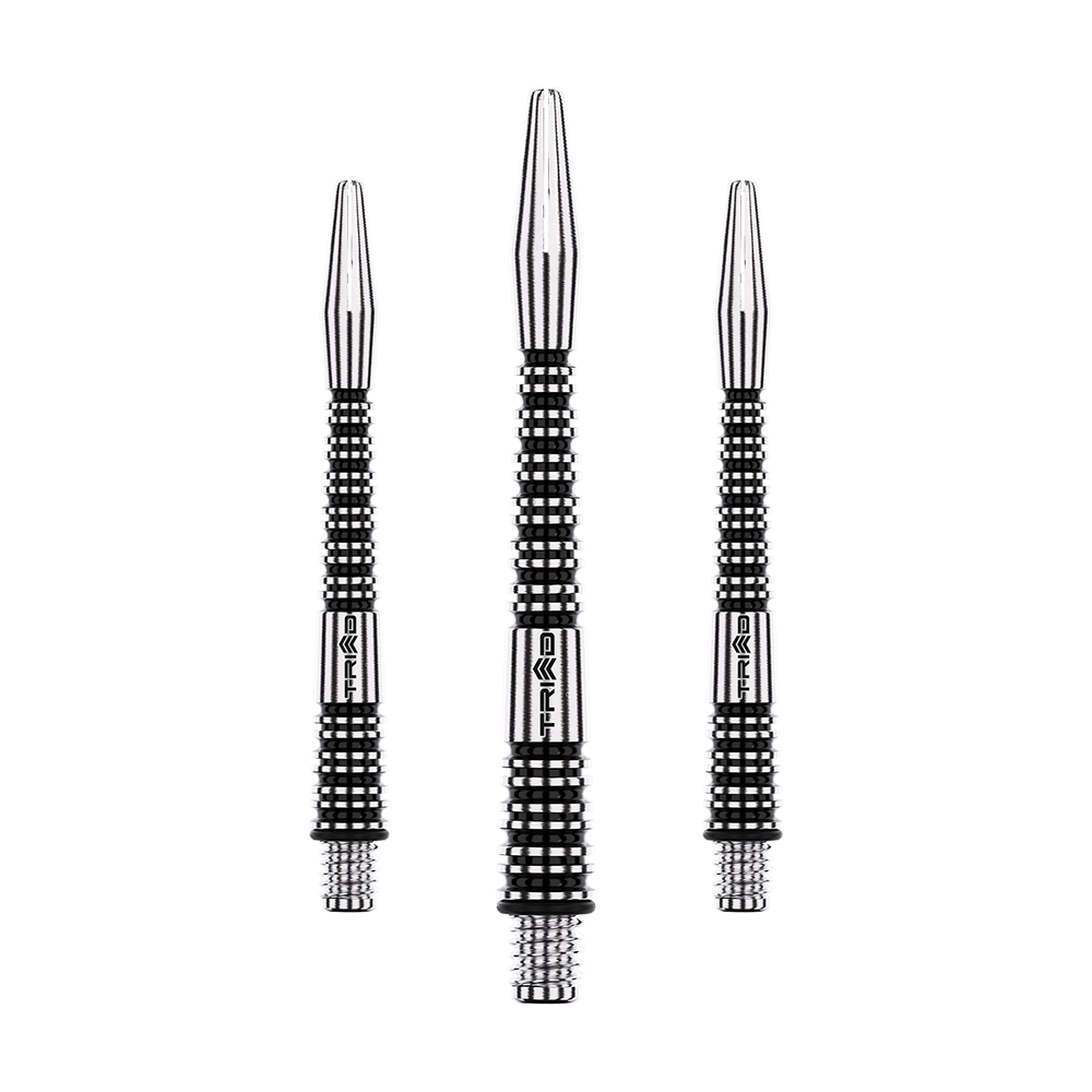 Winmau Triad RX Aluminium Shafts - Schwarz Das Bild zeigt drei schwarze Aluminium-Dartschäfte der Marke Winmau. Die Schäfte haben ein gerilltes Design und sind in unterschiedlichen Längen angeordnet.
