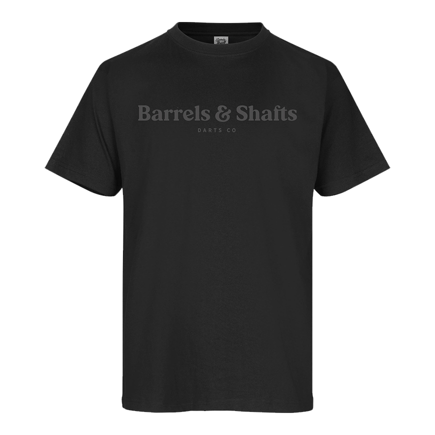 T-shirt „Barrels and Shafts” – czarny Das Bild zeigt ein schwarzes T-Shirt mit dem Aufdruck "Barrels & Shafts" auf der Vorderseite. Unter dem Schriftzug steht in kleinerer Schrift "DARTS CO".