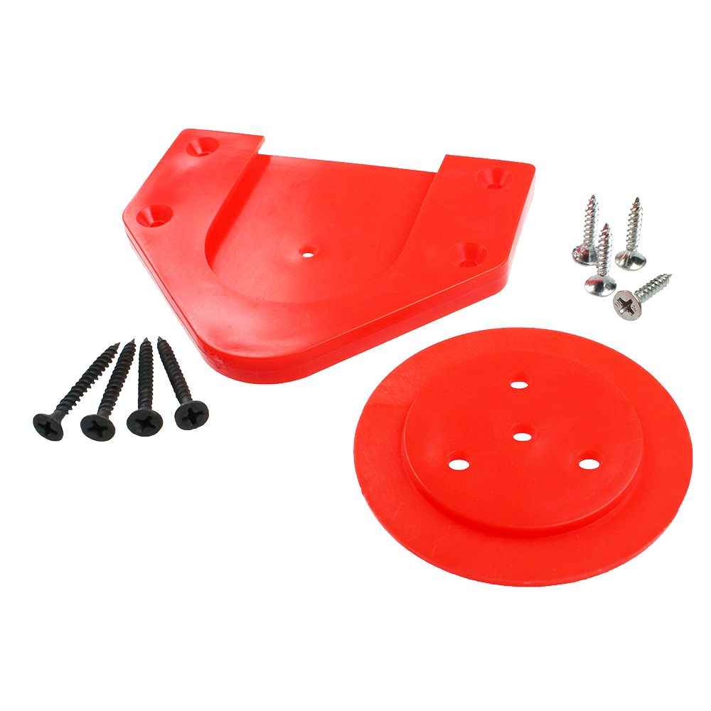 654-McDart-Board-Waldhalterung-ScoFix-Rot-2 Das Bild zeigt die McDart Board Wandhalterung ScoFix in Rot mit passendem Montagematerial. Zu sehen sind zwei rote Kunststoffteile und mehrere Schrauben in Schwarz und Silber.