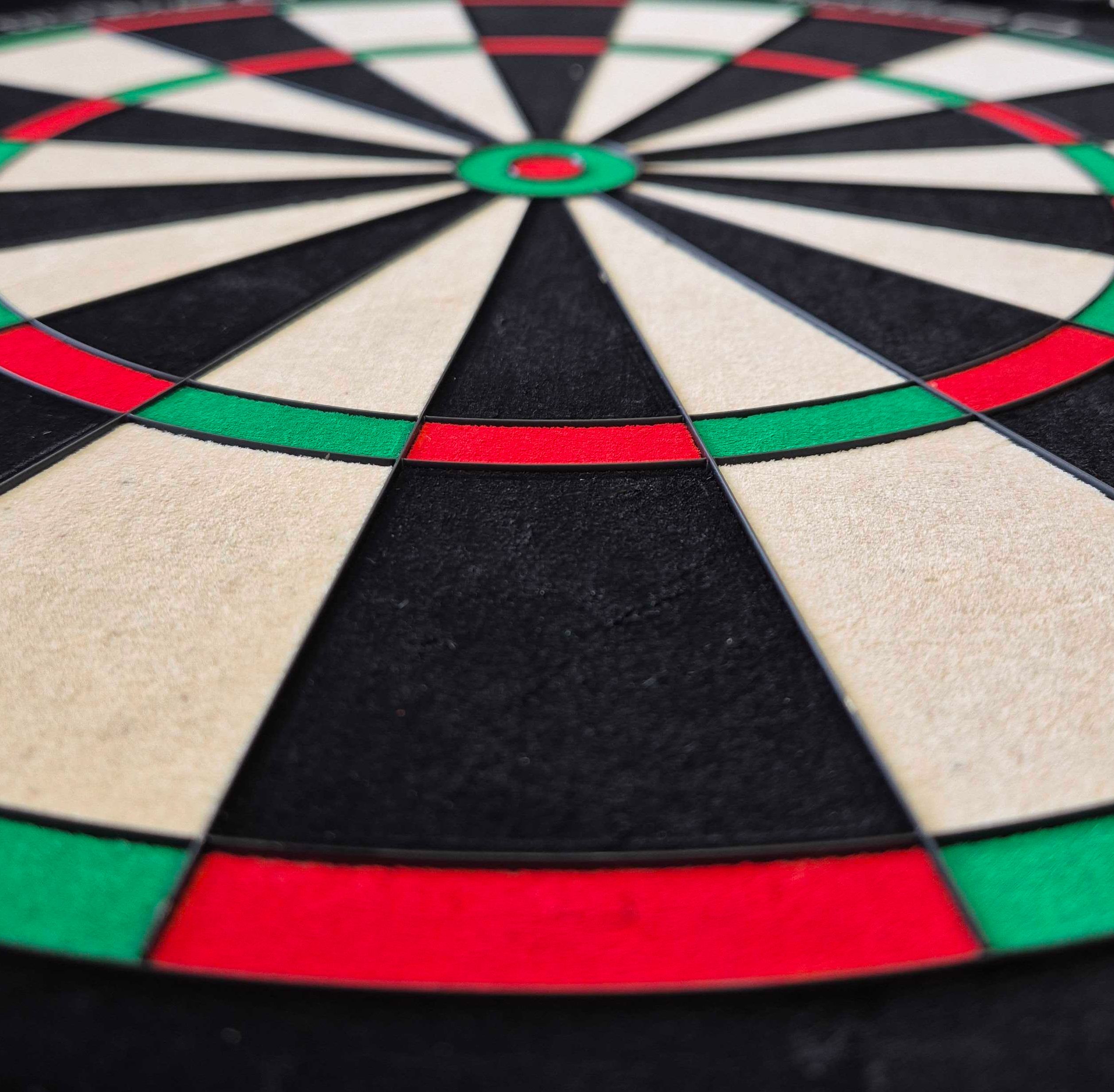 Stalowa tarcza do darta Unicorn Eclipse Ultra 2.0 Das Bild zeigt ein Unicorn Eclipse Ultra 2.0 Steeldartboard aus der Nähe. Die farbigen Felder in Rot, Grün, Schwarz und Weiß sind deutlich zu erkennen.