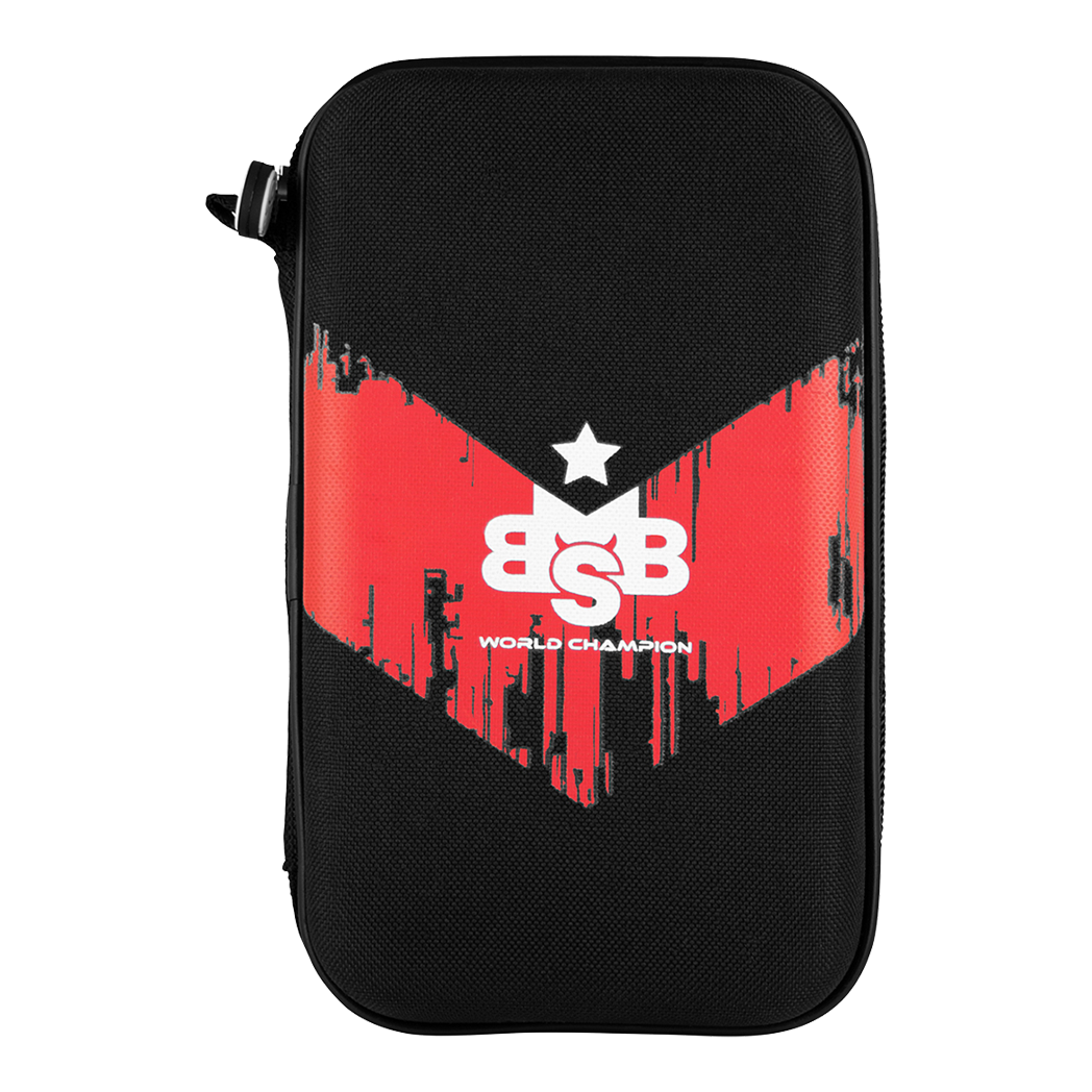 Strzał Michael Smith World Champion Pocket Dartcase - Victory Das Bild zeigt ein schwarzes Dart-Etui mit rotem V-Design und der Aufschrift „BSB World Champion“. Es ist das „Shot Michael Smith World Champion Pocket Dartcase - Victory“.