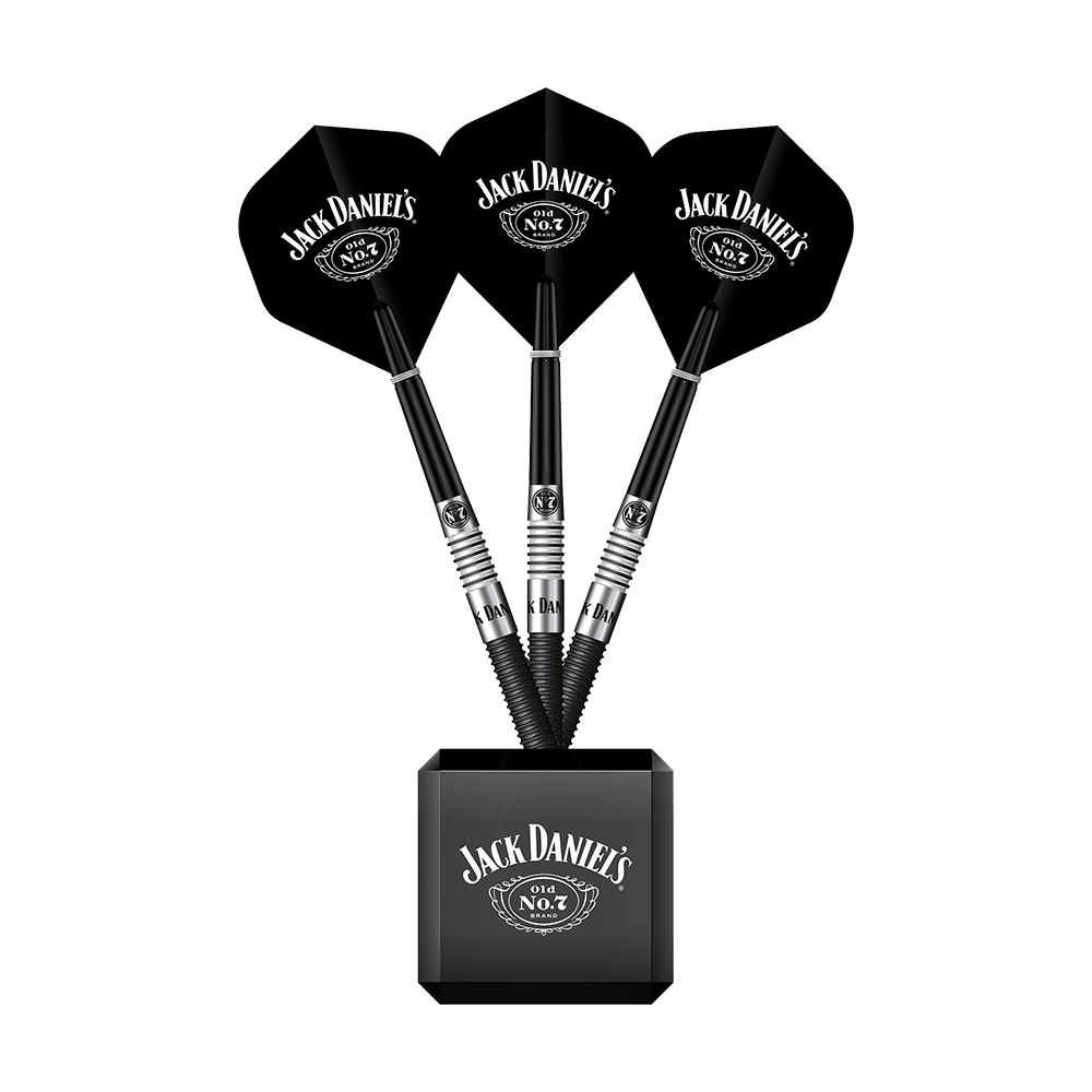 JD7019_Mission_Jack_Daniels_W-rfel_Darts_Display_3 Das Bild zeigt drei schwarze Darts mit dem Jack Daniel's Logo auf den Flights. Sie sind in einem Würfel-Display mit ebenfalls sichtbarem Jack Daniel's Schriftzug aufgestellt.